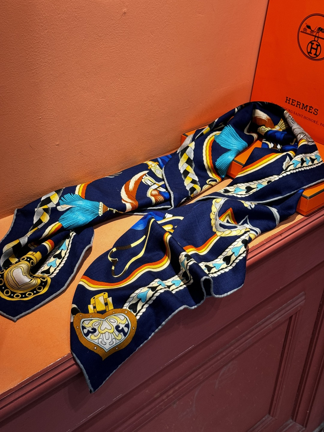 【双面同色】原单爱马仕140cm丝绒方巾💕 甜蜜的鞍具，装饰家芳登和佩西耶设计的一款餐盘增添骑士般的浪漫