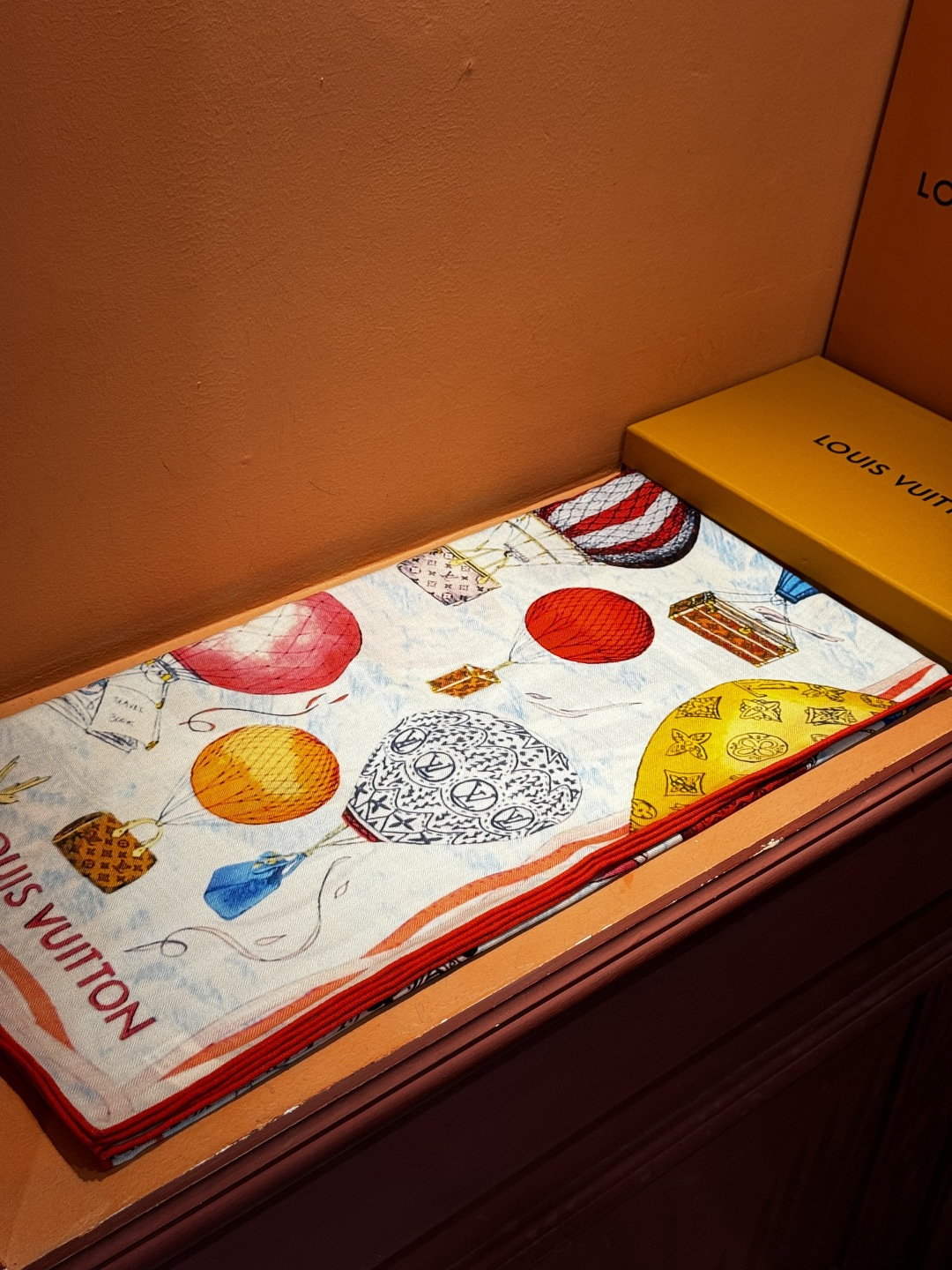 ❄【双面同色】原单Lv140cm丝绒方巾，《热气球》，本款方巾全新加入 U价🉐️ and Away 系列