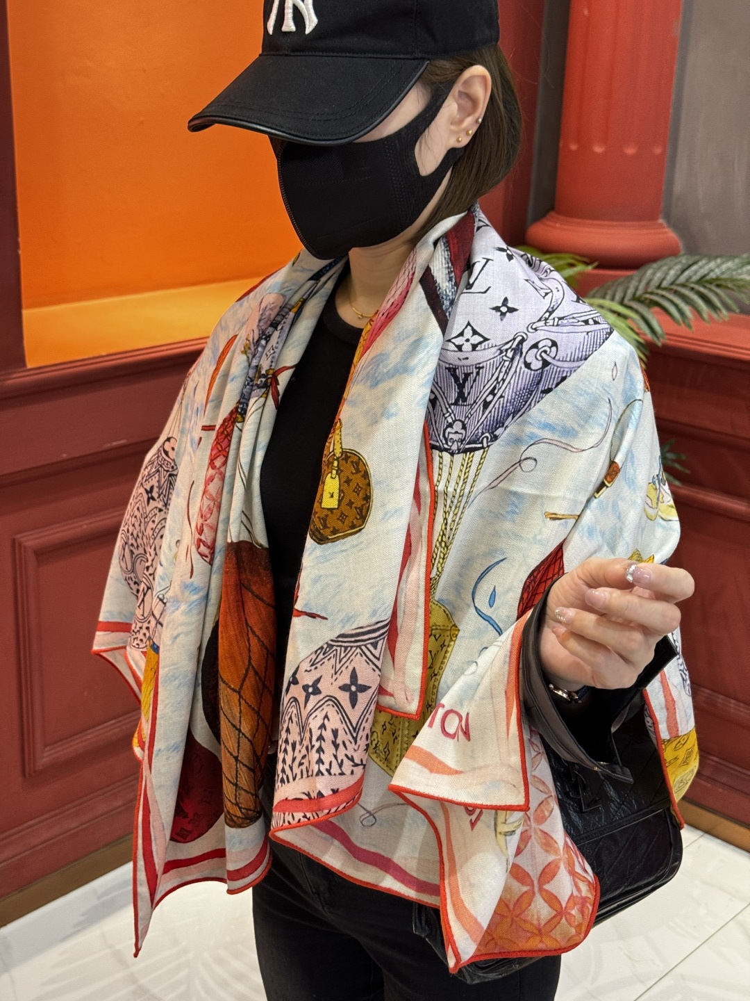 ❄【双面同色】原单Lv140cm丝绒方巾，《热气球》，本款方巾全新加入 U价🉐️ and Away 系列