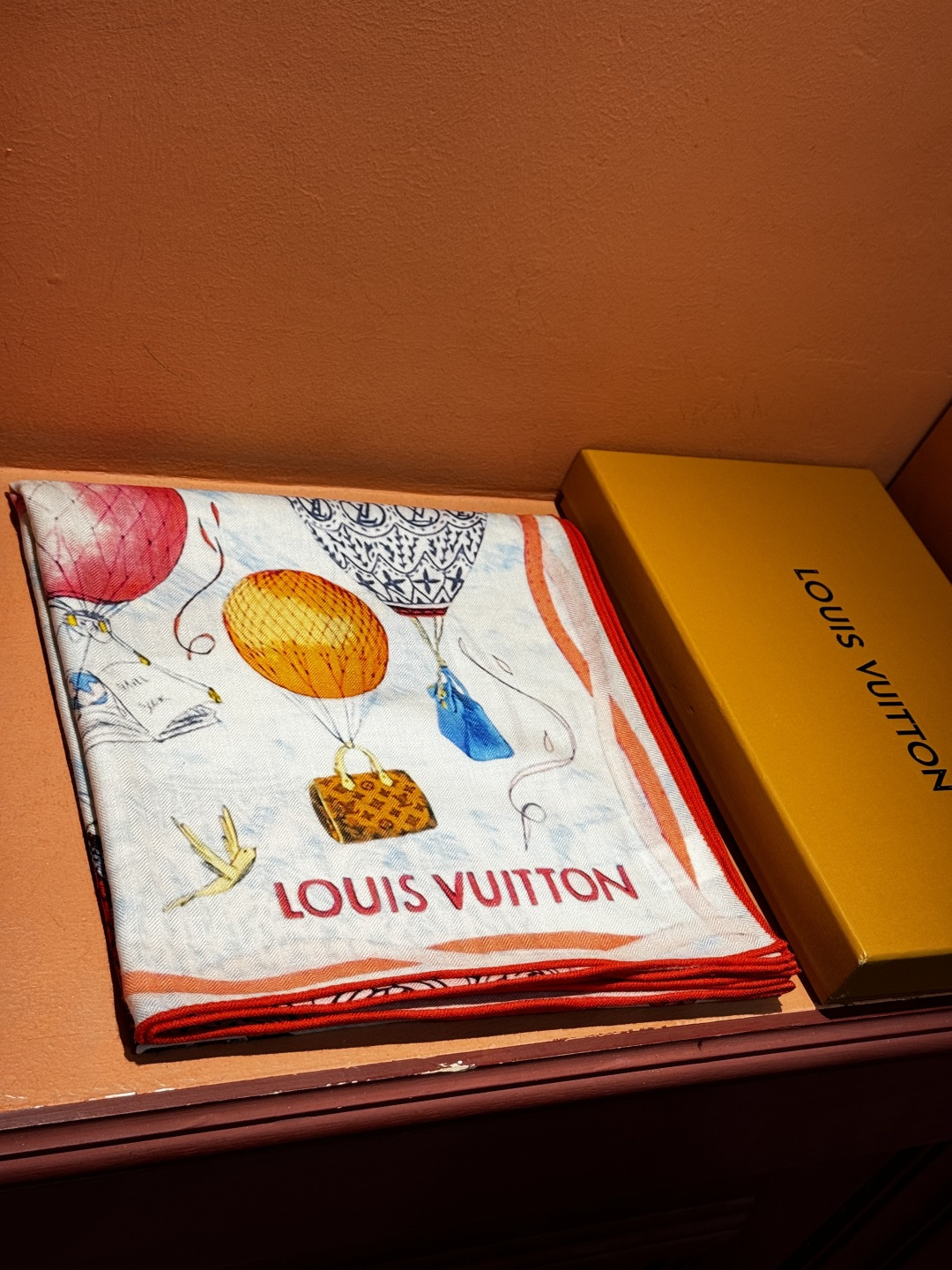 ❄【双面同色】原单Lv140cm丝绒方巾，《热气球》，本款方巾全新加入 U价🉐️ and Away 系列