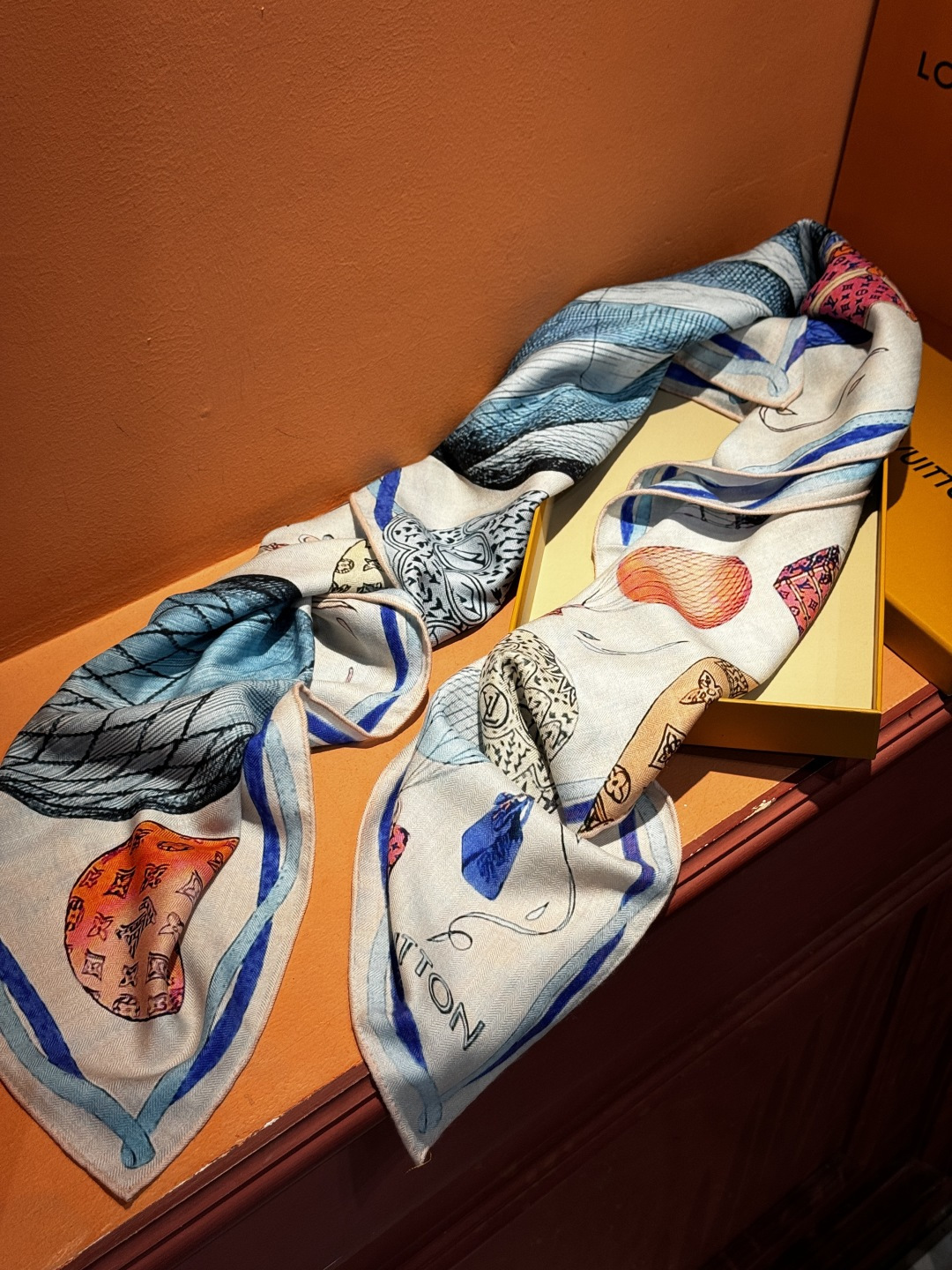 ❄【双面同色】原单Lv140cm丝绒方巾，《热气球》，本款方巾全新加入 U价🉐️ and Away 系列