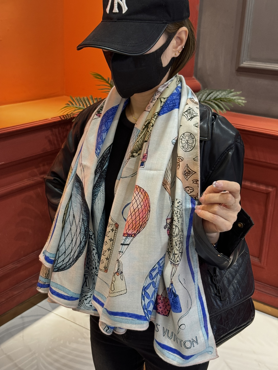 ❄【双面同色】原单Lv140cm丝绒方巾，《热气球》，本款方巾全新加入 U价🉐️ and Away 系列