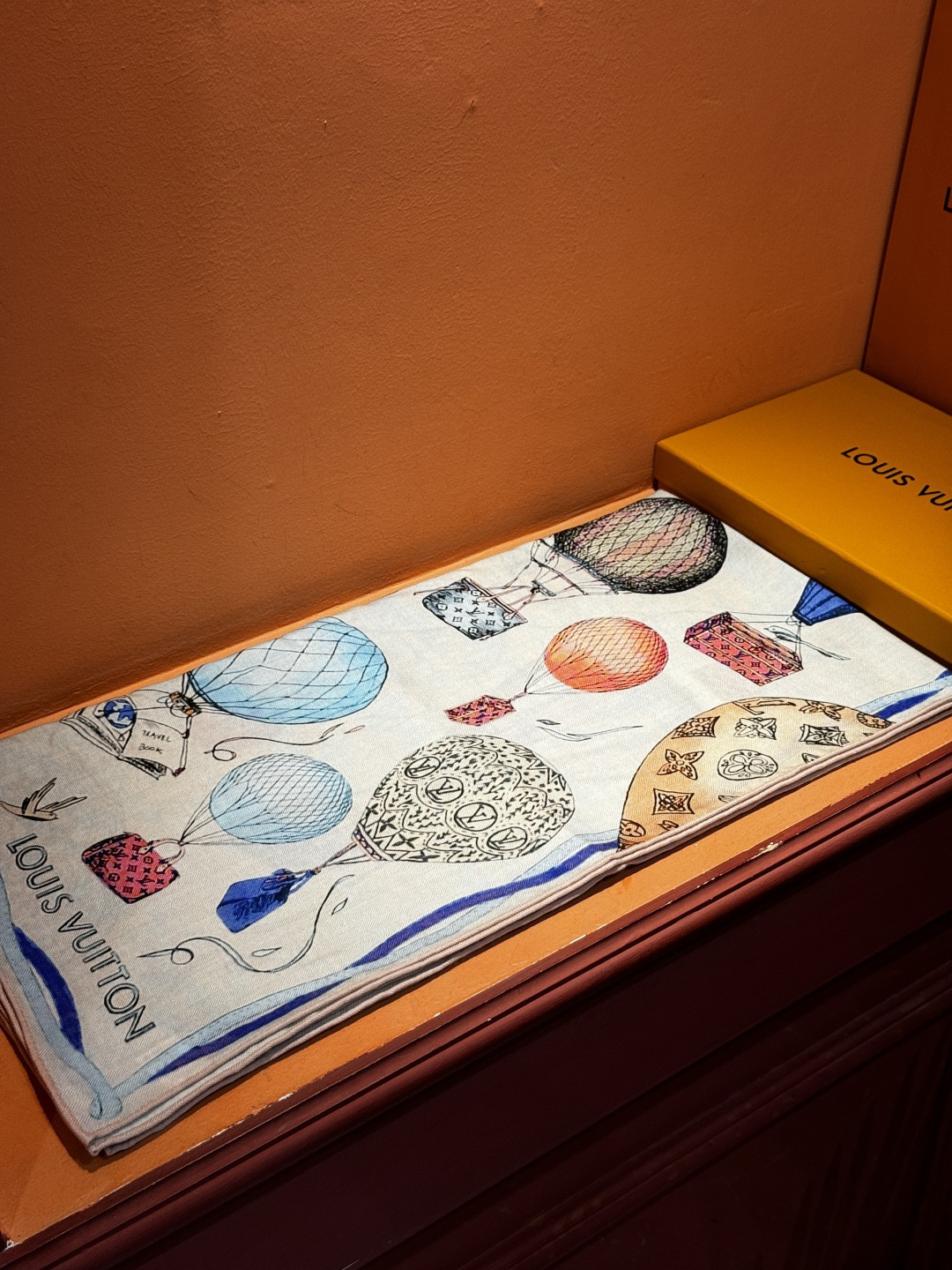 ❄【双面同色】原单Lv140cm丝绒方巾，《热气球》，本款方巾全新加入 U价🉐️ and Away 系列