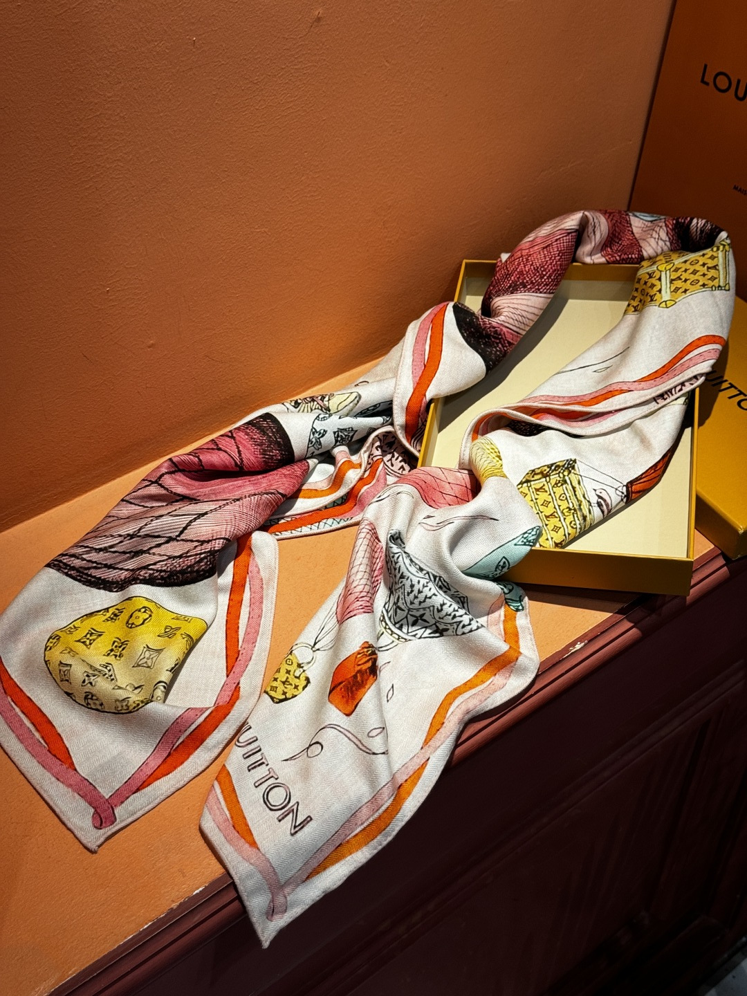 ❄【双面同色】原单Lv140cm丝绒方巾，《热气球》，本款方巾全新加入 U价🉐️ and Away 系列