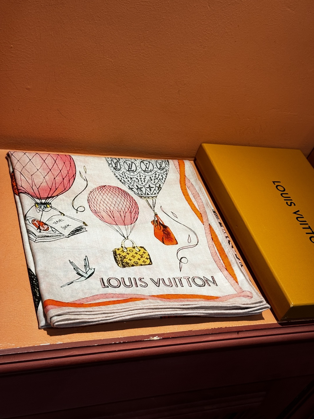 ❄【双面同色】原单Lv140cm丝绒方巾，《热气球》，本款方巾全新加入 U价🉐️ and Away 系列