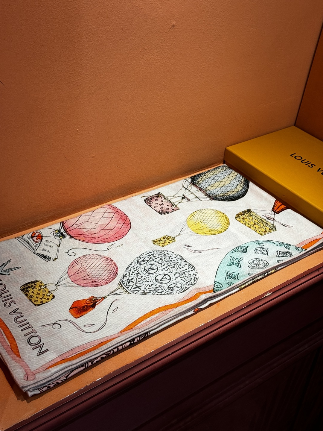 ❄【双面同色】原单Lv140cm丝绒方巾，《热气球》，本款方巾全新加入 U价🉐️ and Away 系列