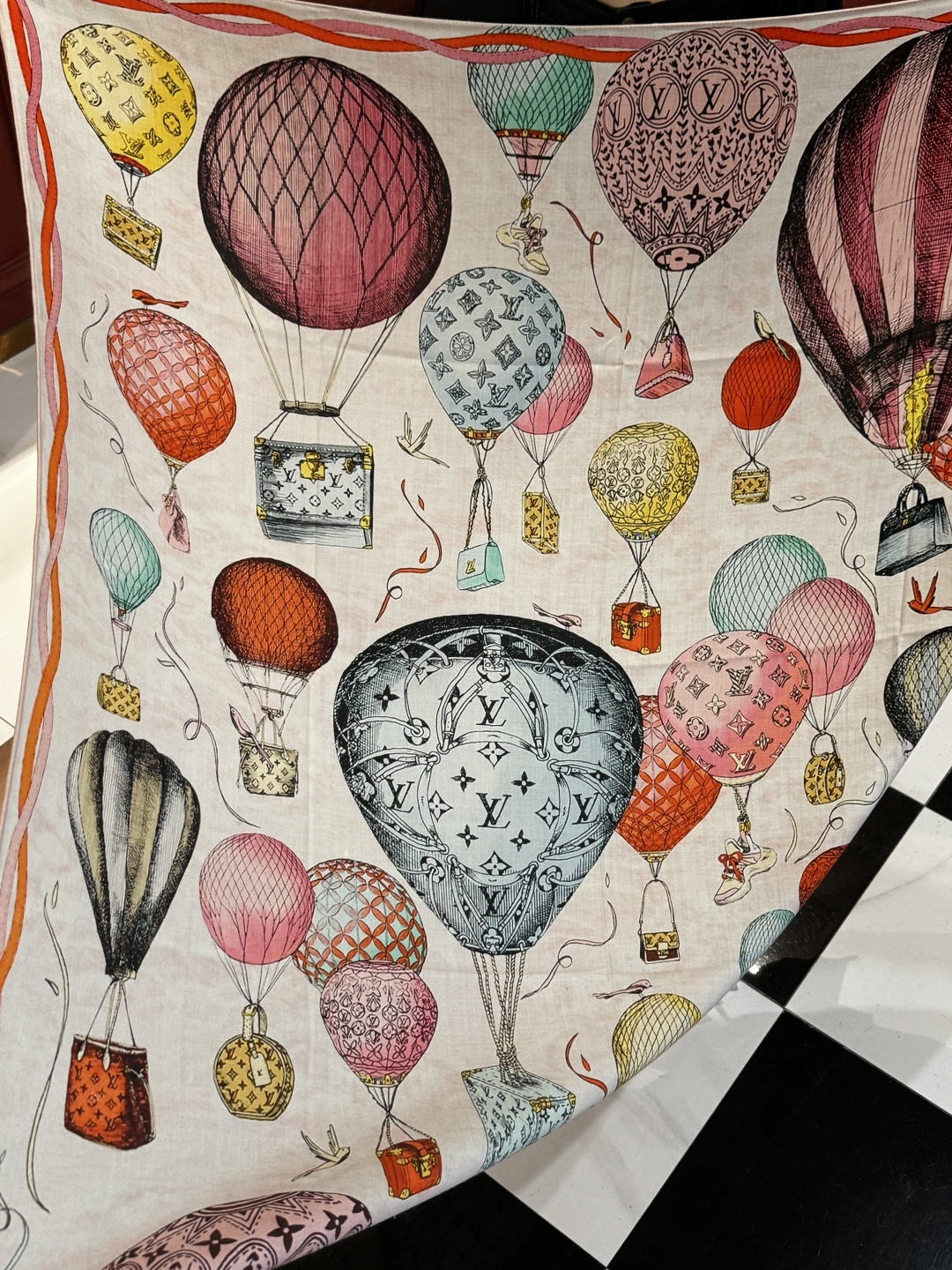 ❄【双面同色】原单Lv140cm丝绒方巾，《热气球》，本款方巾全新加入 U价🉐️ and Away 系列