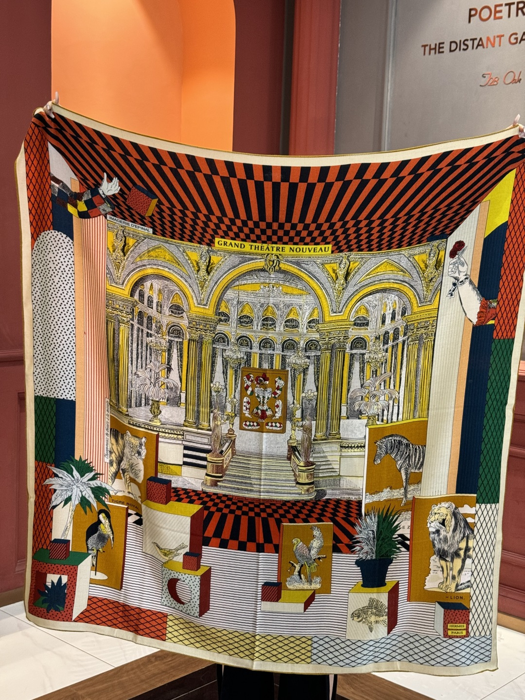 爱马仕新款双面同色 品名: 新型大剧院面料：丝绒尺寸：140*140 这款爱马仕点睛配饰可以多种方式佩戴