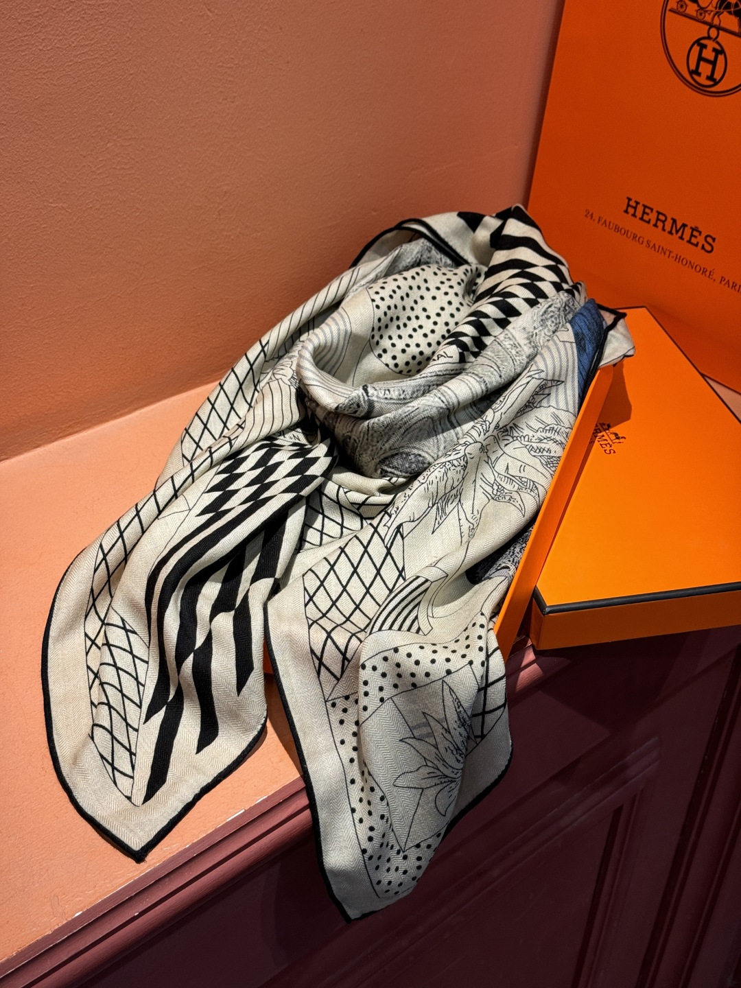 爱马仕新款双面同色 品名: 新型大剧院面料：丝绒尺寸：140*140 这款爱马仕点睛配饰可以多种方式佩戴