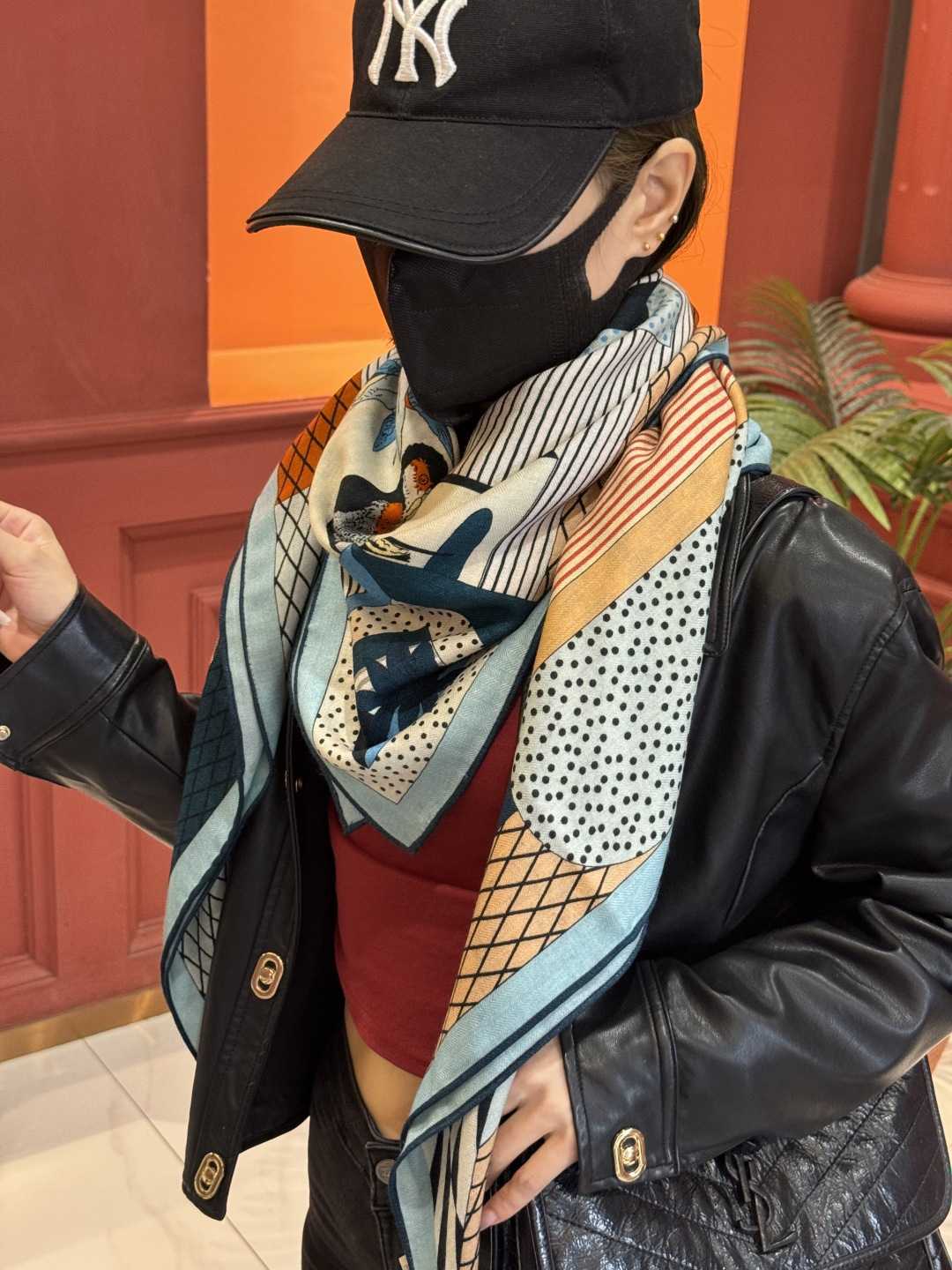 P225 爱马仕新款双面同色 品名: 新型大剧院面料:丝绒尺寸:140*140 这款爱马仕点睛配饰可以多种方式佩戴,与任何服饰皆搭配得宜。无论系绕颈间,或作为上衣、腰带及头巾佩戴,皆赏心悦目。印刷工坊Épinal imagery于1796年在法国的孚日地区设立。在长达两百年间,这家印刷工坊所印制的彩色插画传遍了整个欧洲,其作品的创作主题更是不胜枚举:各种外来的奇珍异兽和花草植物、丰富的工艺种类、历史上的重要事件、寓言和传说,甚至谜语……詹保罗·帕加尼(Gianpaolo Pagni)获权浏览该印刷工坊的历史档案,得以探索其幕后的点滴。他从看到的一些古代版画中汲取灵感,组构出这幅引人入胜的剧院场景,而景中的主人公则是千奇百态的野生动物。几何图形的巧妙组合令人联想到这位设计师善用印章图案的创作特色