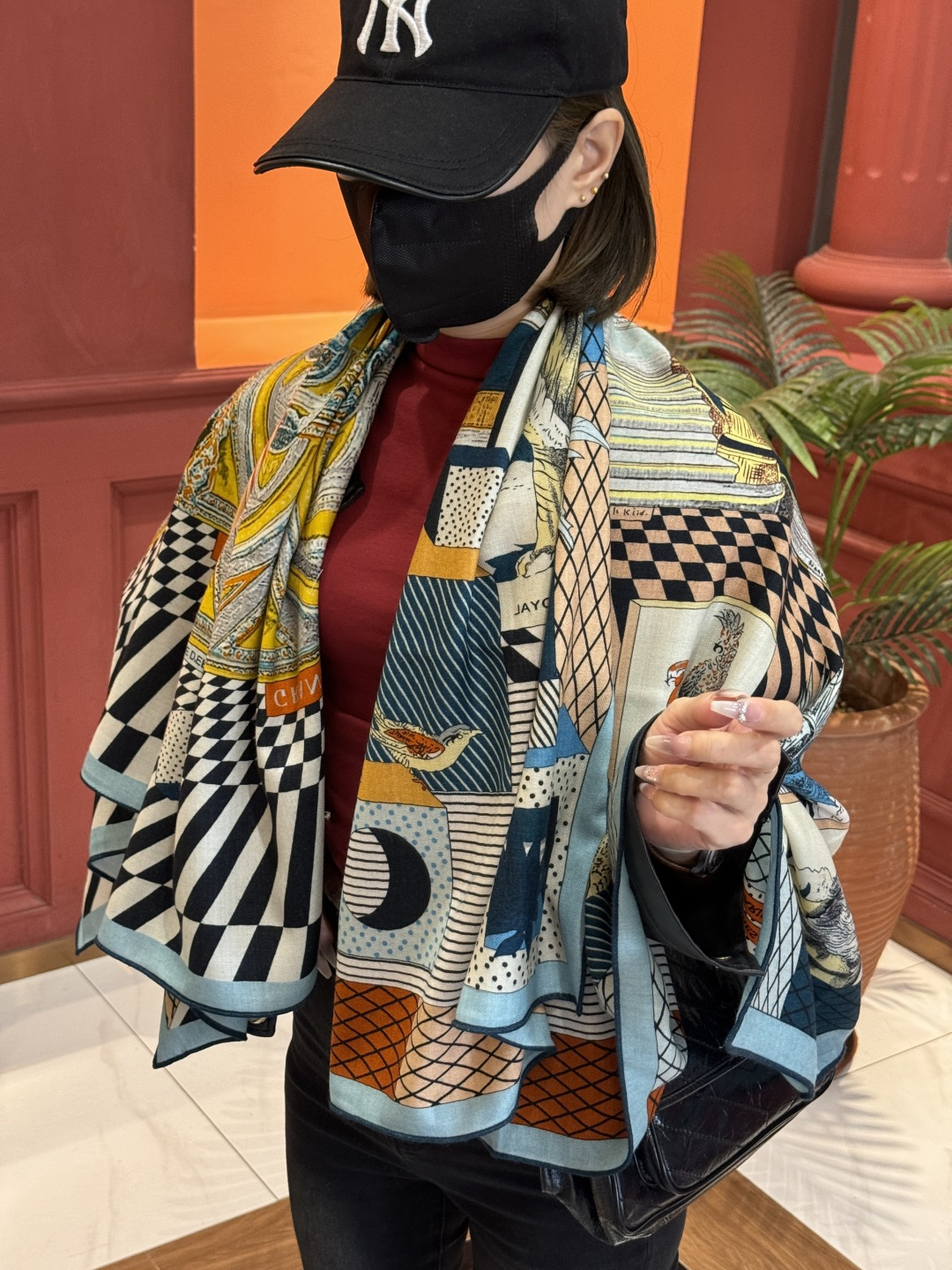 P225 爱马仕新款双面同色 品名: 新型大剧院面料:丝绒尺寸:140*140 这款爱马仕点睛配饰可以多种方式佩戴,与任何服饰皆搭配得宜。无论系绕颈间,或作为上衣、腰带及头巾佩戴,皆赏心悦目。印刷工坊Épinal imagery于1796年在法国的孚日地区设立。在长达两百年间,这家印刷工坊所印制的彩色插画传遍了整个欧洲,其作品的创作主题更是不胜枚举:各种外来的奇珍异兽和花草植物、丰富的工艺种类、历史上的重要事件、寓言和传说,甚至谜语……詹保罗·帕加尼(Gianpaolo Pagni)获权浏览该印刷工坊的历史档案,得以探索其幕后的点滴。他从看到的一些古代版画中汲取灵感,组构出这幅引人入胜的剧院场景,而景中的主人公则是千奇百态的野生动物。几何图形的巧妙组合令人联想到这位设计师善用印章图案的创作特色