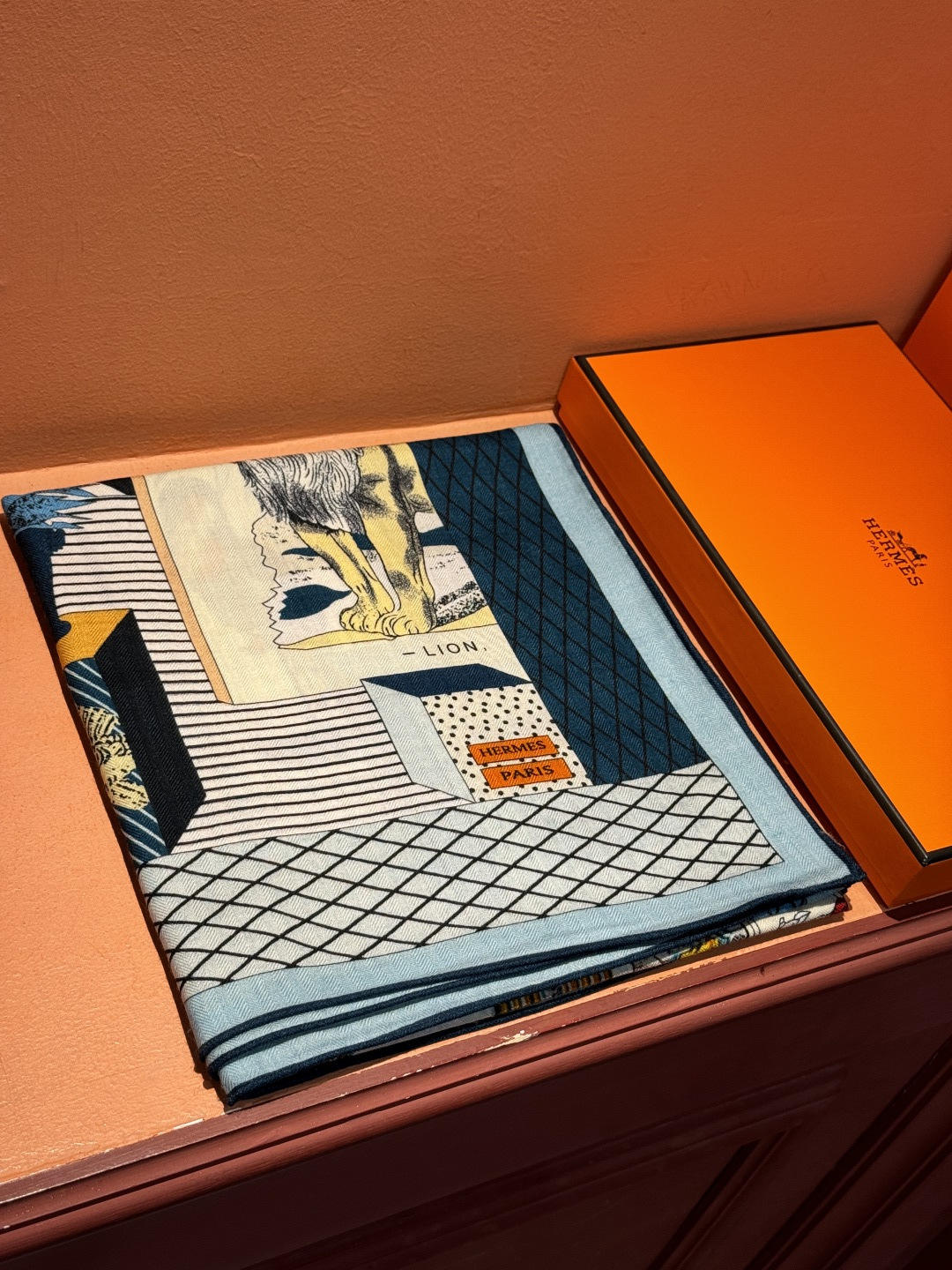 爱马仕新款双面同色 品名: 新型大剧院面料：丝绒尺寸：140*140 这款爱马仕点睛配饰可以多种方式佩戴