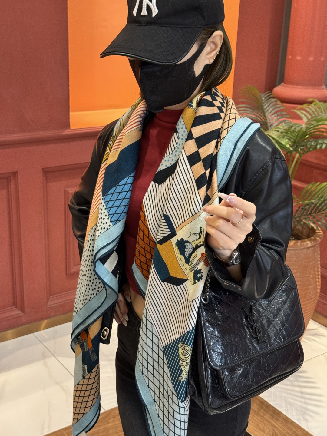 P225 爱马仕新款双面同色 品名: 新型大剧院面料:丝绒尺寸:140*140 这款爱马仕点睛配饰可以多种方式佩戴,与任何服饰皆搭配得宜。无论系绕颈间,或作为上衣、腰带及头巾佩戴,皆赏心悦目。印刷工坊Épinal imagery于1796年在法国的孚日地区设立。在长达两百年间,这家印刷工坊所印制的彩色插画传遍了整个欧洲,其作品的创作主题更是不胜枚举:各种外来的奇珍异兽和花草植物、丰富的工艺种类、历史上的重要事件、寓言和传说,甚至谜语……詹保罗·帕加尼(Gianpaolo Pagni)获权浏览该印刷工坊的历史档案,得以探索其幕后的点滴。他从看到的一些古代版画中汲取灵感,组构出这幅引人入胜的剧院场景,而景中的主人公则是千奇百态的野生动物。几何图形的巧妙组合令人联想到这位设计师善用印章图案的创作特色