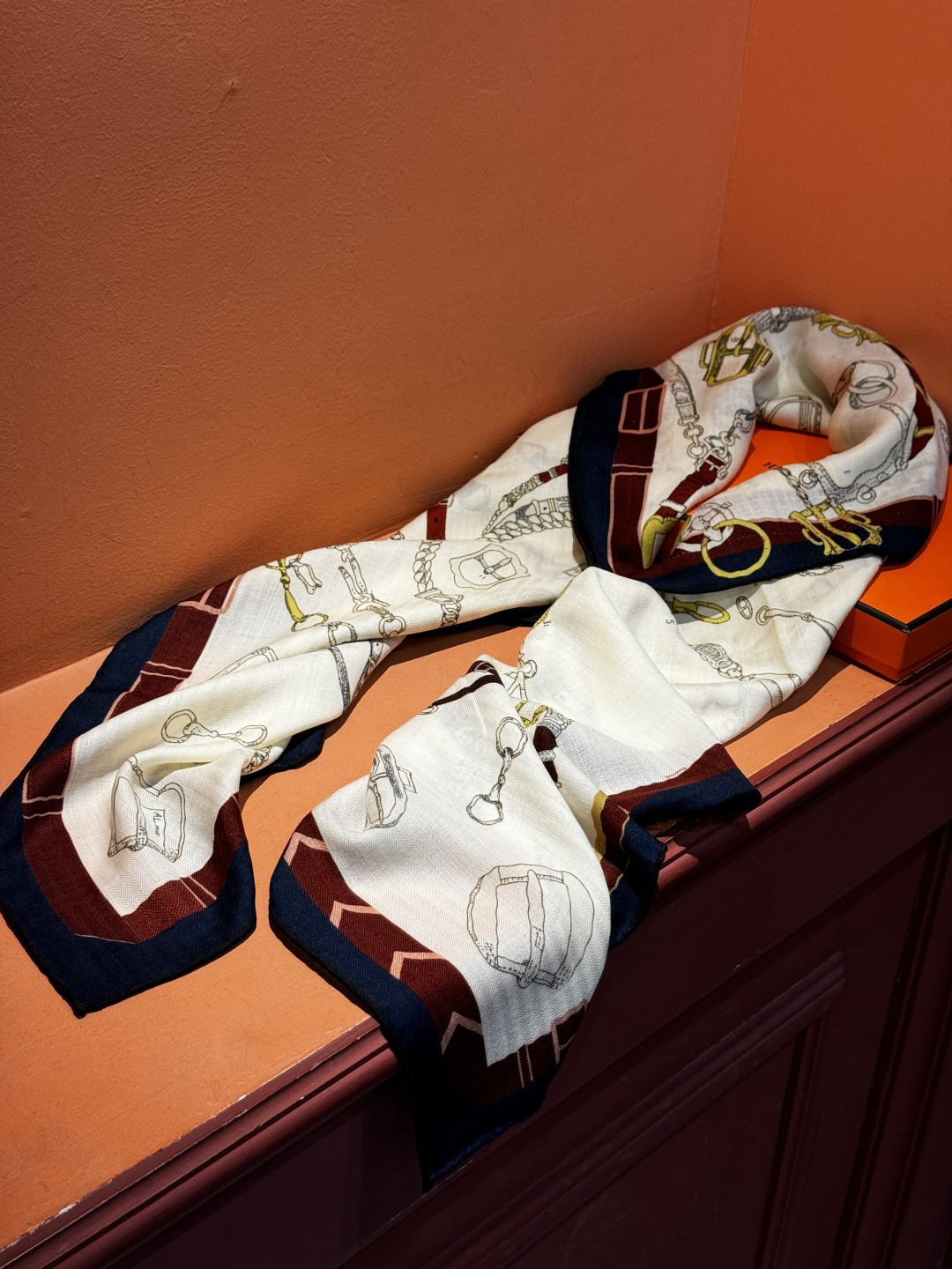 羊绒新款🆕👏👏买了都说好看‼️推荐💕爱马仕双面同色羊绒方巾【跃动的马儿双面同色140】，顶级工艺超值‼️