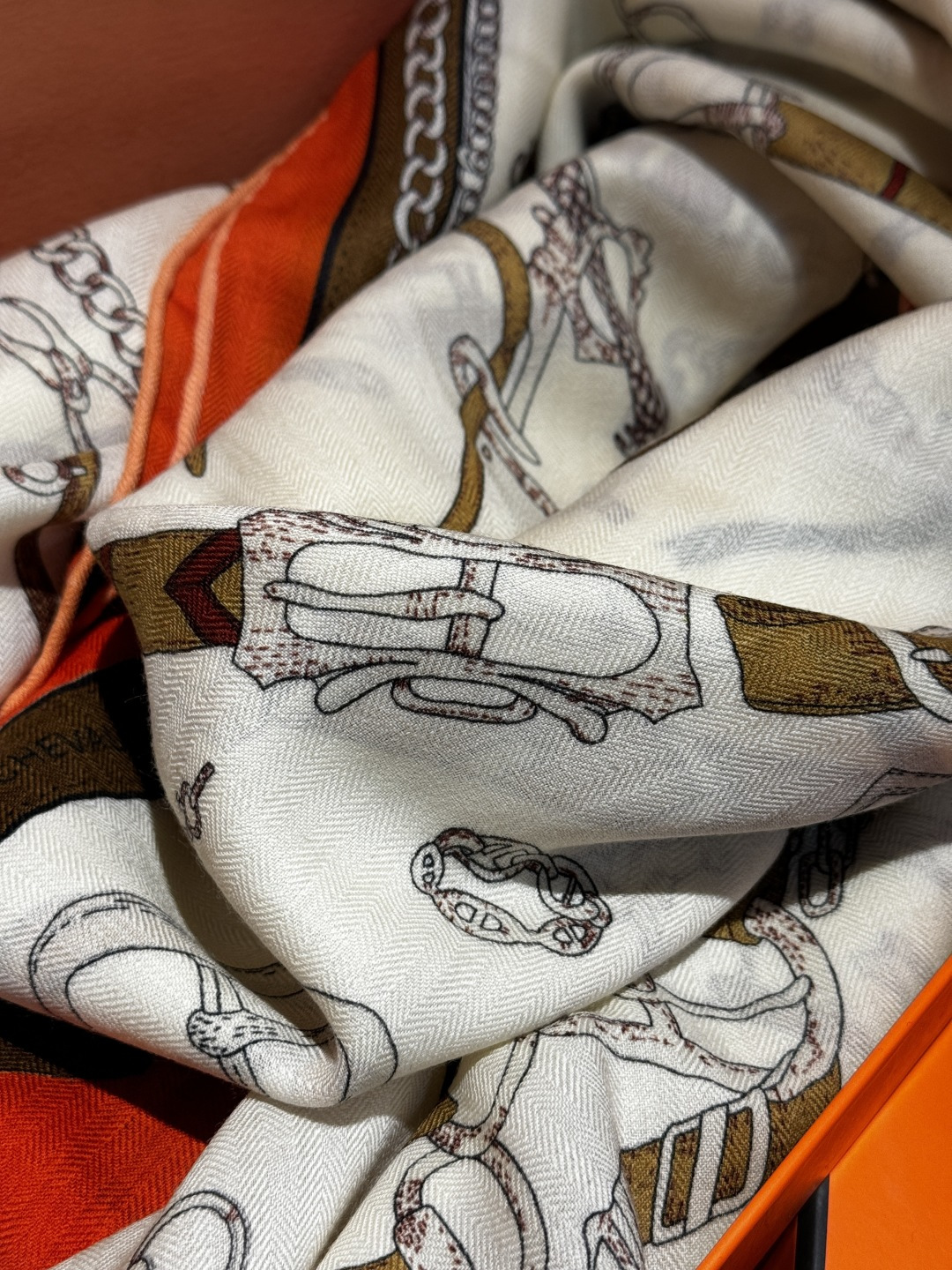 羊绒新款🆕👏👏买了都说好看‼️推荐💕爱马仕双面同色羊绒方巾【跃动的马儿双面同色140】，顶级工艺超值‼️