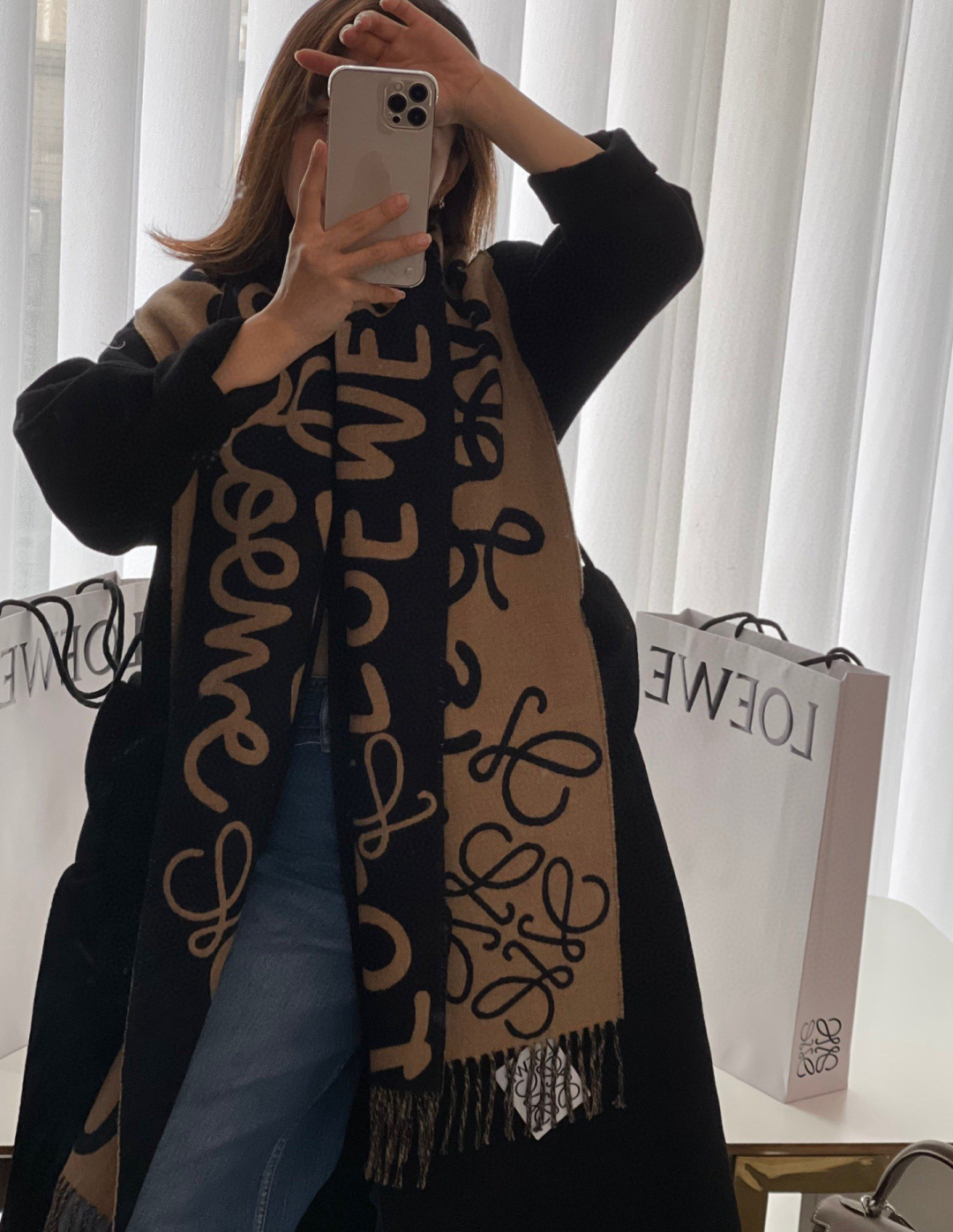 LOE涂鸦提花双面围巾，此款一出，即是爆款！但同时市面上也出现了无数版本。别人的货不谈，各有各路。只介绍一下我的货😳首先是围巾的原料，采用羊绒和羔羊毛混纺的纱线，纺纱纱支为15s/1，100%对原版工艺。由于围巾克重比较重，大概280克左右，每平米达到了440多克，所以围巾的经纬密都超出了常规围巾的极限。由于围巾的克重比较重，不同于其他家那些220克左右的围巾，织造时对工人的要求特别高，所以产量不是很高，生产周期相对比较长。后面程序，围巾在后整理时，采用的是零点起毛的工艺，在保证围巾手感的同时，尽量使围巾的绒面小一点，这样会使围巾的图案特别清晰！而且也不会出现掉毛现象。至于辅料，围巾的皮标采用的是花样机扎标，不同于其他的用的是缝纫机，这样标的走线比较均匀，不会出现一针大，一针小的现象！无需怀疑直接走起来，送礼自用都是绝绝子，情侣佩戴更加彰显个性时尚，成分：90%羊毛➕10%羊绒，克重280g，尺寸：30*180cm