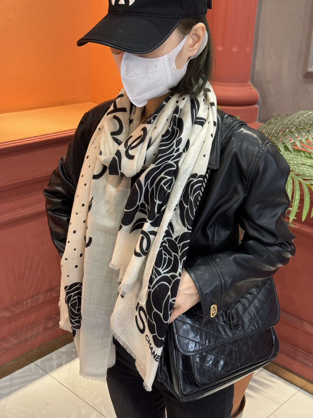 P190 羊绒新款💞 新❤小香【山茶花长围巾】~超级抬气色!高级女人味!羊绒围巾也能这么美!!!这款双面花卉羊绒围巾真的好高级!香奶奶家招牌的花卉花色搭配服饰很显品味!!招牌山茶花与双C字母元素的新融合,奢华优雅感,薄薄的羊绒手感,印花的设计真的很赞!春夏搭配白衬衫更是又气质又时髦,秋冬搭配大衣超级显品味,懂得搭配的姐妹一定要入手!!柔软软糯顺滑!赋予了围巾非常容易造型,非常重磅奢华的设计,上身却别样衬得人高贵气质!简单的打底配此款围巾,简单的搭配却给人非常舒适有品味的大牌感…推荐!!尺寸规格:100*200cm羊绒长巾