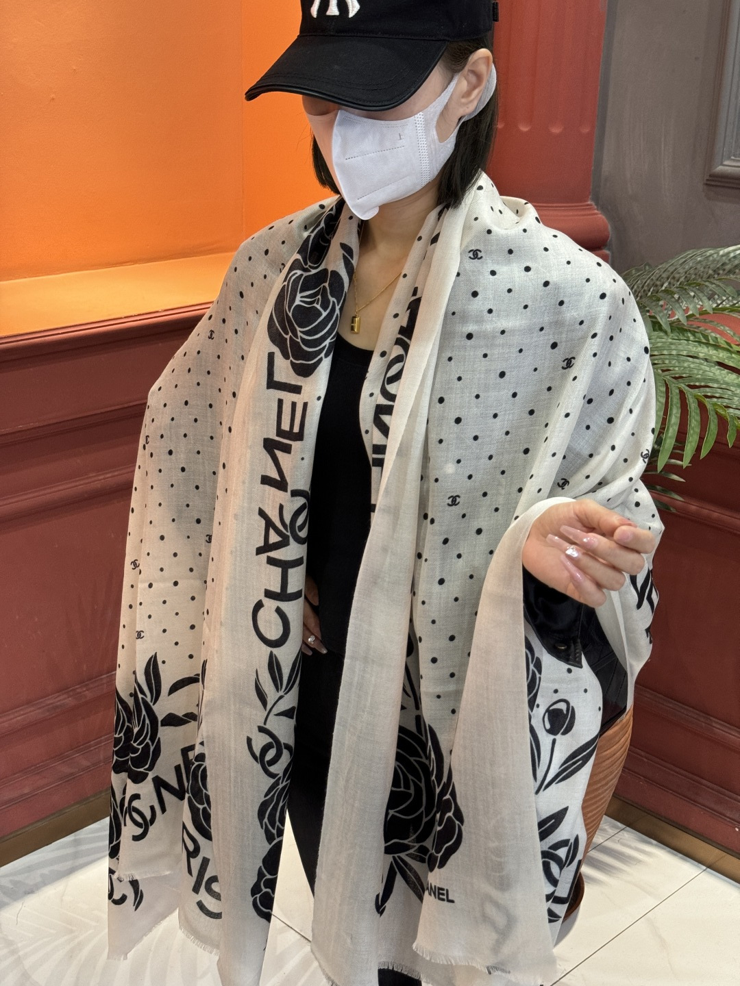 P190 羊绒新款💞 新❤小香【山茶花长围巾】~超级抬气色!高级女人味!羊绒围巾也能这么美!!!这款双面花卉羊绒围巾真的好高级!香奶奶家招牌的花卉花色搭配服饰很显品味!!招牌山茶花与双C字母元素的新融合,奢华优雅感,薄薄的羊绒手感,印花的设计真的很赞!春夏搭配白衬衫更是又气质又时髦,秋冬搭配大衣超级显品味,懂得搭配的姐妹一定要入手!!柔软软糯顺滑!赋予了围巾非常容易造型,非常重磅奢华的设计,上身却别样衬得人高贵气质!简单的打底配此款围巾,简单的搭配却给人非常舒适有品味的大牌感…推荐!!尺寸规格:100*200cm羊绒长巾