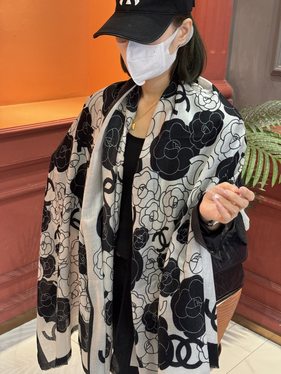 P190 羊绒新款💞 新❤小香【山茶花长围巾】~超级抬气色!高级女人味!羊绒围巾也能这么美!!!这款双面花卉羊绒围巾真的好高级!香奶奶家招牌的花卉花色搭配服饰很显品味!!招牌山茶花与双C字母元素的新融合,奢华优雅感,薄薄的羊绒手感,印花的设计真的很赞!春夏搭配白衬衫更是又气质又时髦,秋冬搭配大衣超级显品味,懂得搭配的姐妹一定要入手!!柔软软糯顺滑!赋予了围巾非常容易造型,非常重磅奢华的设计,上身却别样衬得人高贵气质!简单的打底配此款围巾,简单的搭配却给人非常舒适有品味的大牌感…推荐!!尺寸规格:100*200cm羊绒长巾