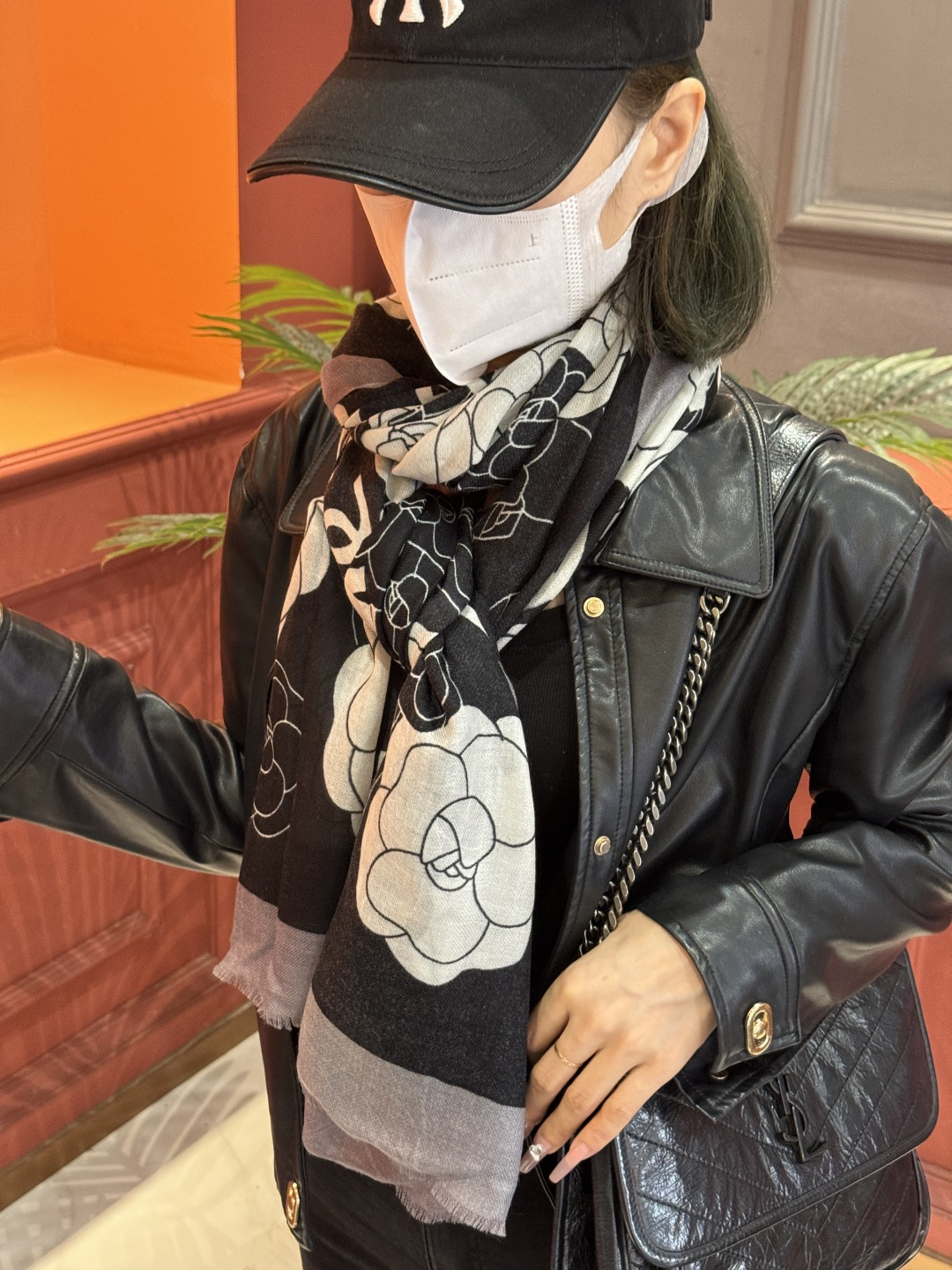 P190 羊绒新款💞 新❤小香【山茶花长围巾】~超级抬气色!高级女人味!羊绒围巾也能这么美!!!这款双面花卉羊绒围巾真的好高级!香奶奶家招牌的花卉花色搭配服饰很显品味!!招牌山茶花与双C字母元素的新融合,奢华优雅感,薄薄的羊绒手感,印花的设计真的很赞!春夏搭配白衬衫更是又气质又时髦,秋冬搭配大衣超级显品味,懂得搭配的姐妹一定要入手!!柔软软糯顺滑!赋予了围巾非常容易造型,非常重磅奢华的设计,上身却别样衬得人高贵气质!简单的打底配此款围巾,简单的搭配却给人非常舒适有品味的大牌感…推荐!!尺寸规格:100*200cm羊绒长巾