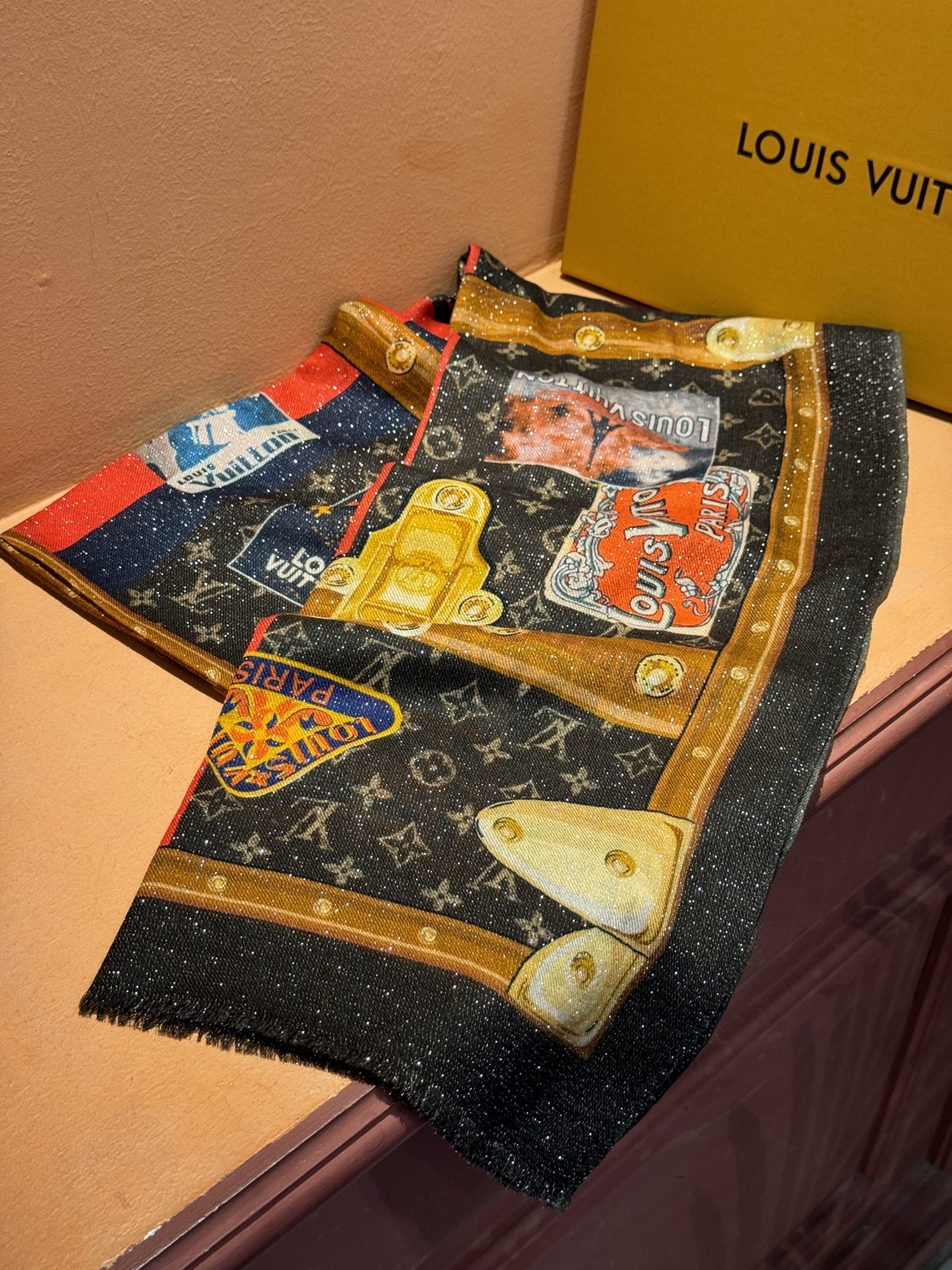 会发光发亮的围巾真心赞‼️驴家【L链条箱包花纹银丝长巾】银丝印花羊绒长巾，2025新款银丝长巾来撷Nou