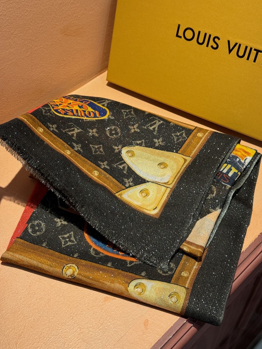 会发光发亮的围巾真心赞‼️驴家【L链条箱包花纹银丝长巾】银丝印花羊绒长巾，2025新款银丝长巾来撷Nou