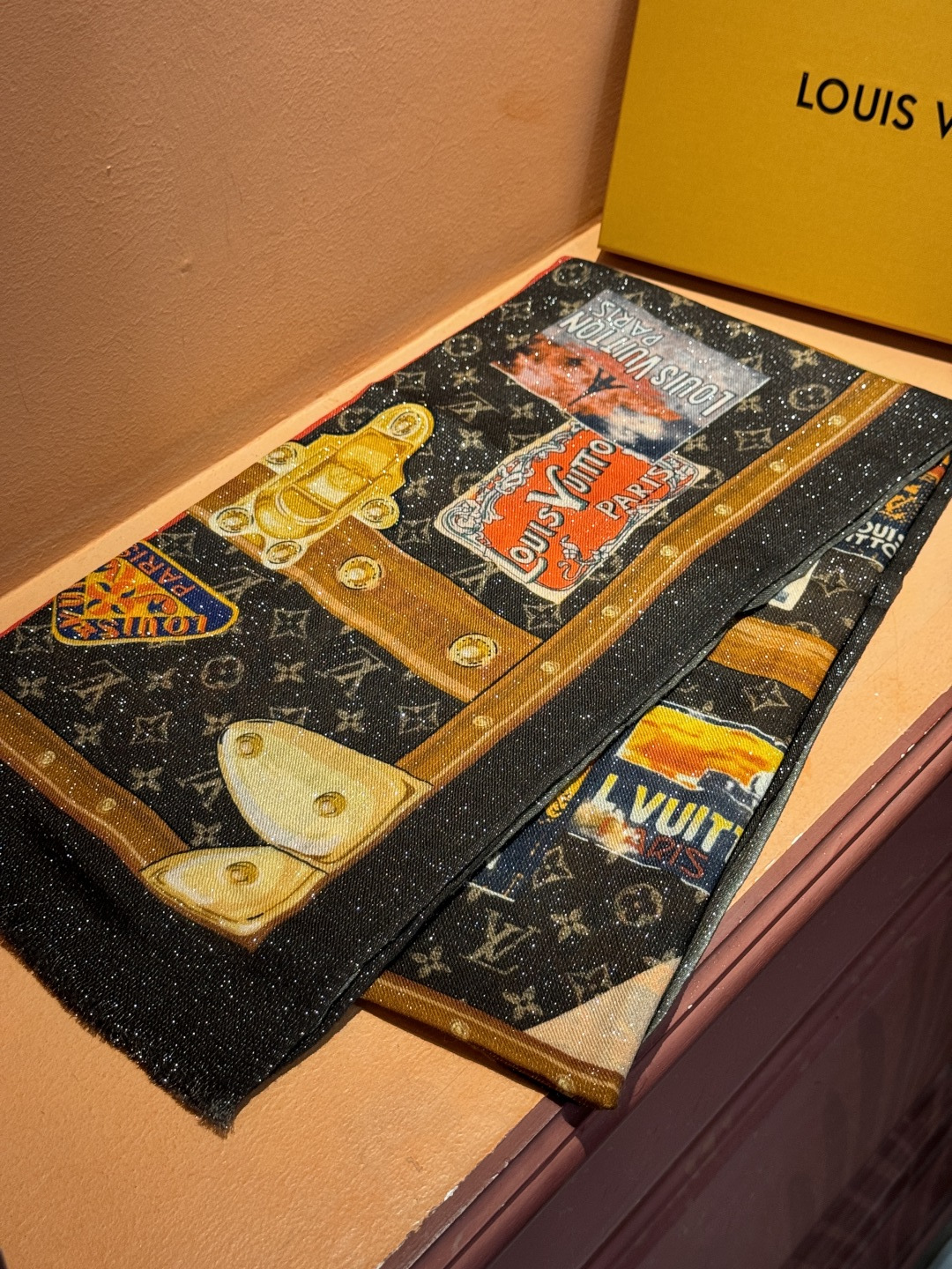 会发光发亮的围巾真心赞‼️驴家【L链条箱包花纹银丝长巾】银丝印花羊绒长巾，2025新款银丝长巾来撷Nou