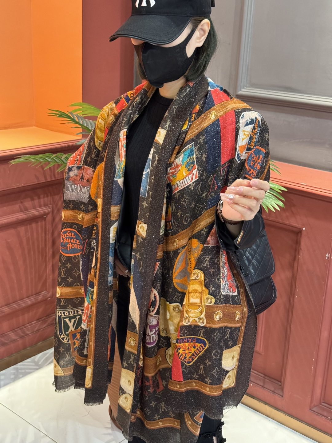 P215  会发光发亮的围巾真心赞‼️驴家【L链条箱包花纹银丝长巾】银丝印花羊绒长巾，2025新款银丝长巾来撷Nouficel 胶囊系列的澳雅色彩，续写Mixand Srop主题铁事。Monogom图案成为背景，路易威登的经典元素交织继绕，巧妙教敬品牌精基皮革工艺，丝羊绒印花搭配手工卷边。强烈推荐手慢无‼️这个size不大不小特别好搭配，品质超级好‼️拿到手就会懂的高端品质，高端细节所见即所得😘重磅巨献‼️VIP客户必入推荐‼️尺寸：110*200