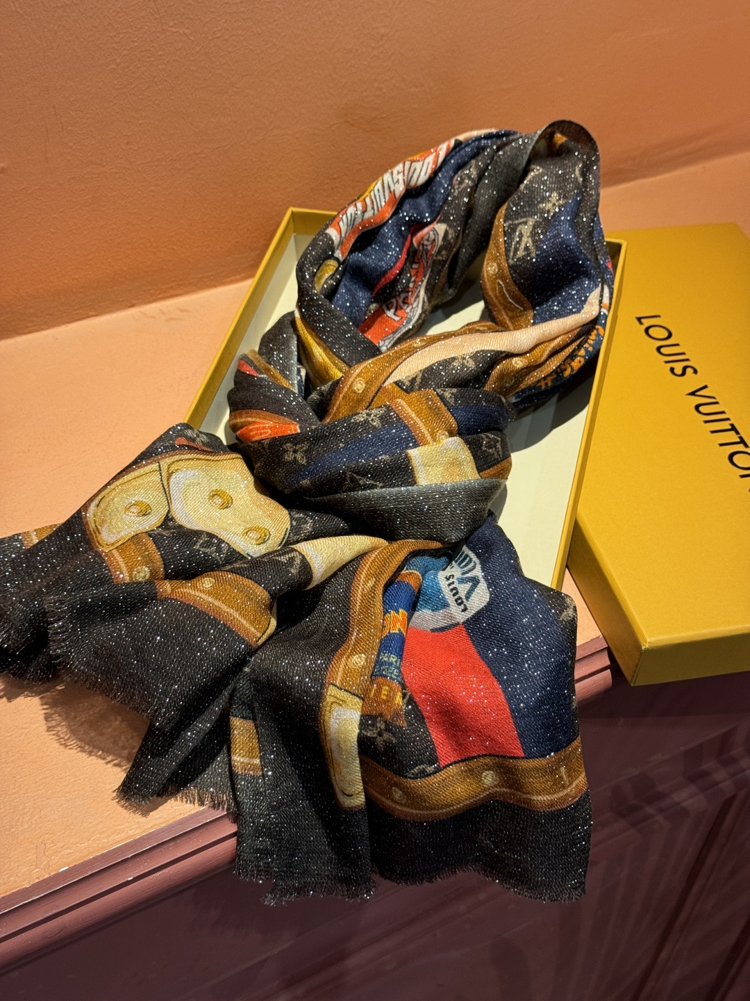 会发光发亮的围巾真心赞‼️驴家【L链条箱包花纹银丝长巾】银丝印花羊绒长巾，2025新款银丝长巾来撷Nou