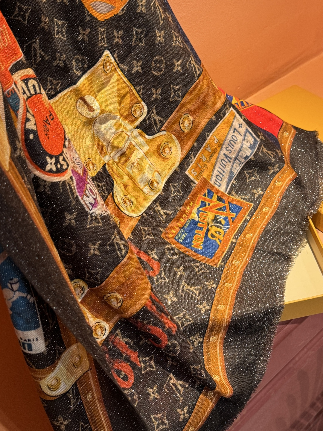 会发光发亮的围巾真心赞‼️驴家【L链条箱包花纹银丝长巾】银丝印花羊绒长巾，2025新款银丝长巾来撷Nou