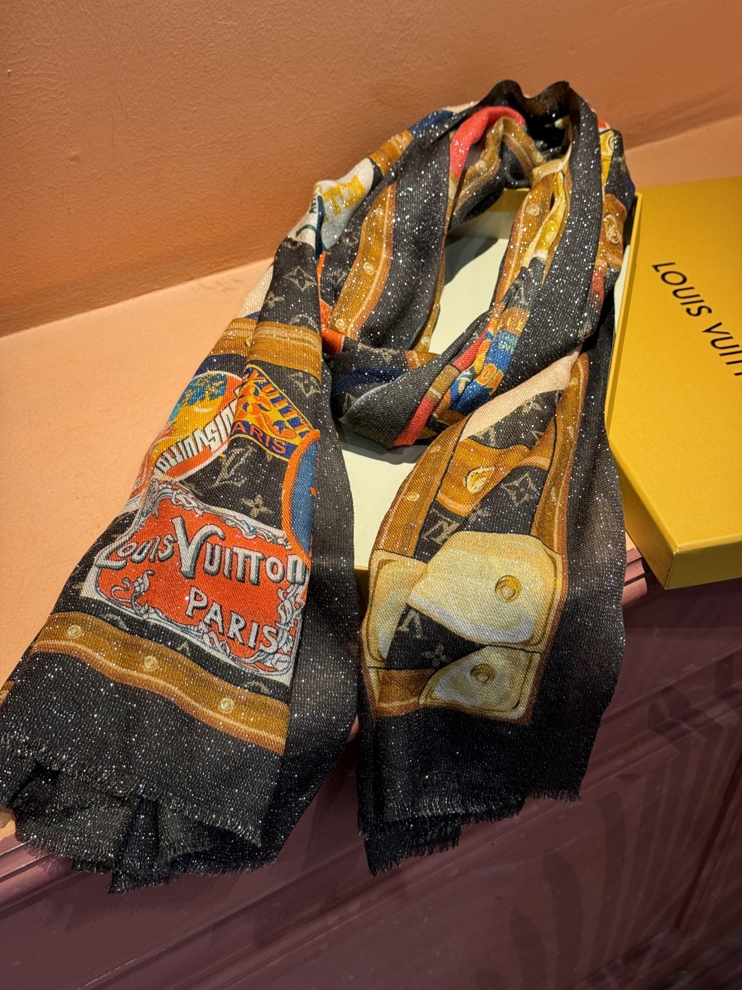 会发光发亮的围巾真心赞‼️驴家【L链条箱包花纹银丝长巾】银丝印花羊绒长巾，2025新款银丝长巾来撷Nou