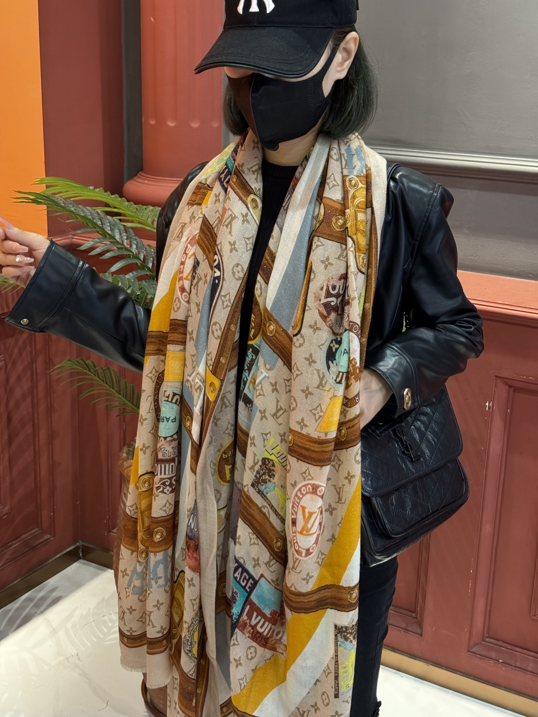 P215  会发光发亮的围巾真心赞‼️驴家【L链条箱包花纹银丝长巾】银丝印花羊绒长巾，2025新款银丝长巾来撷Nouficel 胶囊系列的澳雅色彩，续写Mixand Srop主题铁事。Monogom图案成为背景，路易威登的经典元素交织继绕，巧妙教敬品牌精基皮革工艺，丝羊绒印花搭配手工卷边。强烈推荐手慢无‼️这个size不大不小特别好搭配，品质超级好‼️拿到手就会懂的高端品质，高端细节所见即所得😘重磅巨献‼️VIP客户必入推荐‼️尺寸：110*200