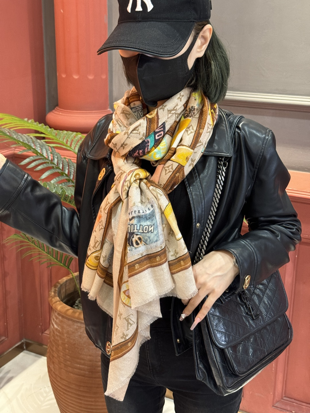 P215  会发光发亮的围巾真心赞‼️驴家【L链条箱包花纹银丝长巾】银丝印花羊绒长巾，2025新款银丝长巾来撷Nouficel 胶囊系列的澳雅色彩，续写Mixand Srop主题铁事。Monogom图案成为背景，路易威登的经典元素交织继绕，巧妙教敬品牌精基皮革工艺，丝羊绒印花搭配手工卷边。强烈推荐手慢无‼️这个size不大不小特别好搭配，品质超级好‼️拿到手就会懂的高端品质，高端细节所见即所得😘重磅巨献‼️VIP客户必入推荐‼️尺寸：110*200