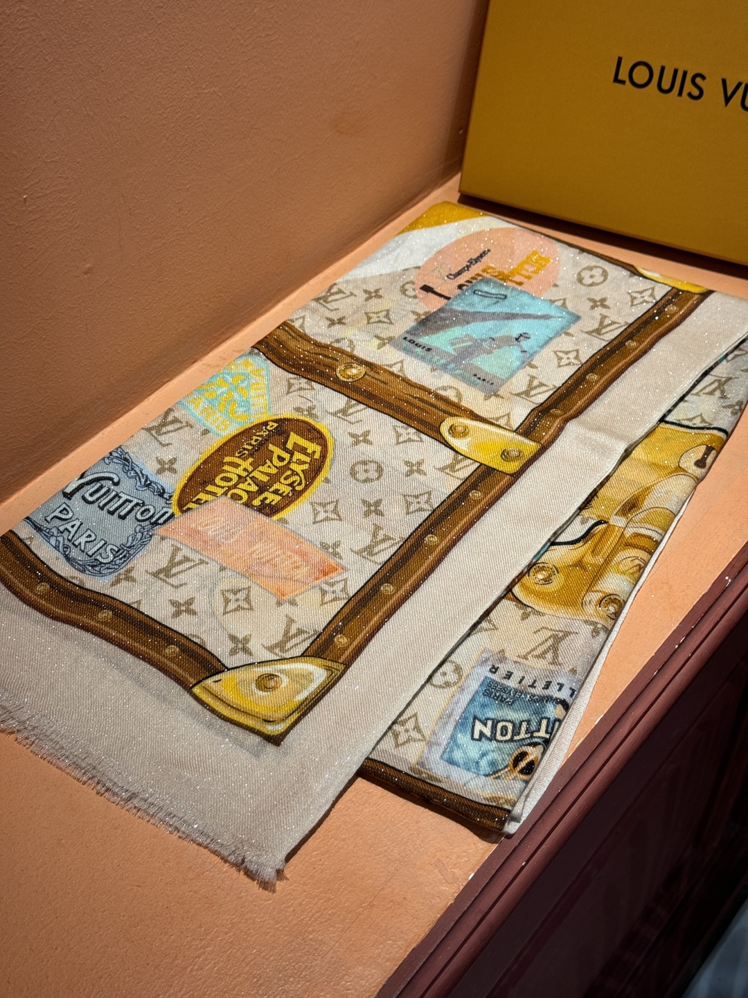 会发光发亮的围巾真心赞‼️驴家【L链条箱包花纹银丝长巾】银丝印花羊绒长巾，2025新款银丝长巾来撷Nou