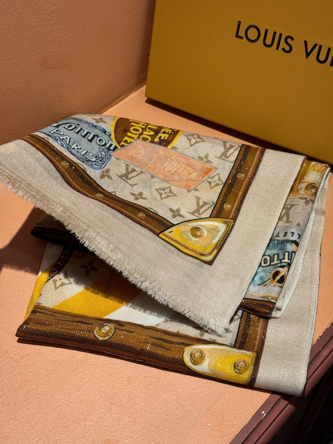 会发光发亮的围巾真心赞‼️驴家【L链条箱包花纹银丝长巾】银丝印花羊绒长巾，2025新款银丝长巾来撷Nou