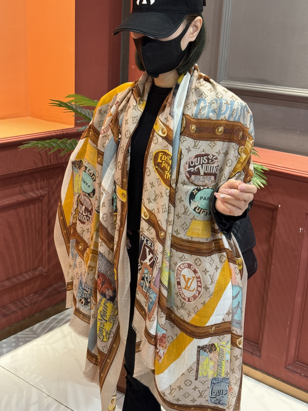 P215  会发光发亮的围巾真心赞‼️驴家【L链条箱包花纹银丝长巾】银丝印花羊绒长巾，2025新款银丝长巾来撷Nouficel 胶囊系列的澳雅色彩，续写Mixand Srop主题铁事。Monogom图案成为背景，路易威登的经典元素交织继绕，巧妙教敬品牌精基皮革工艺，丝羊绒印花搭配手工卷边。强烈推荐手慢无‼️这个size不大不小特别好搭配，品质超级好‼️拿到手就会懂的高端品质，高端细节所见即所得😘重磅巨献‼️VIP客户必入推荐‼️尺寸：110*200