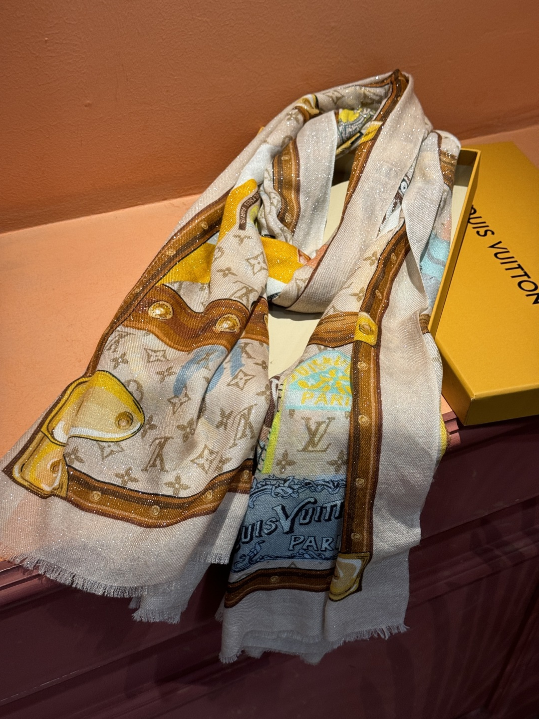 会发光发亮的围巾真心赞‼️驴家【L链条箱包花纹银丝长巾】银丝印花羊绒长巾，2025新款银丝长巾来撷Nou