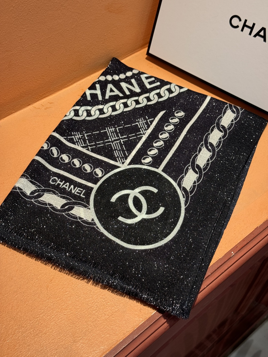 上新🌟 会发光发亮的围巾 💄💋新款客供银线💖羊绒面料长巾 😘美翻了[流泪]【小香银线图标】，御用殿堂级极