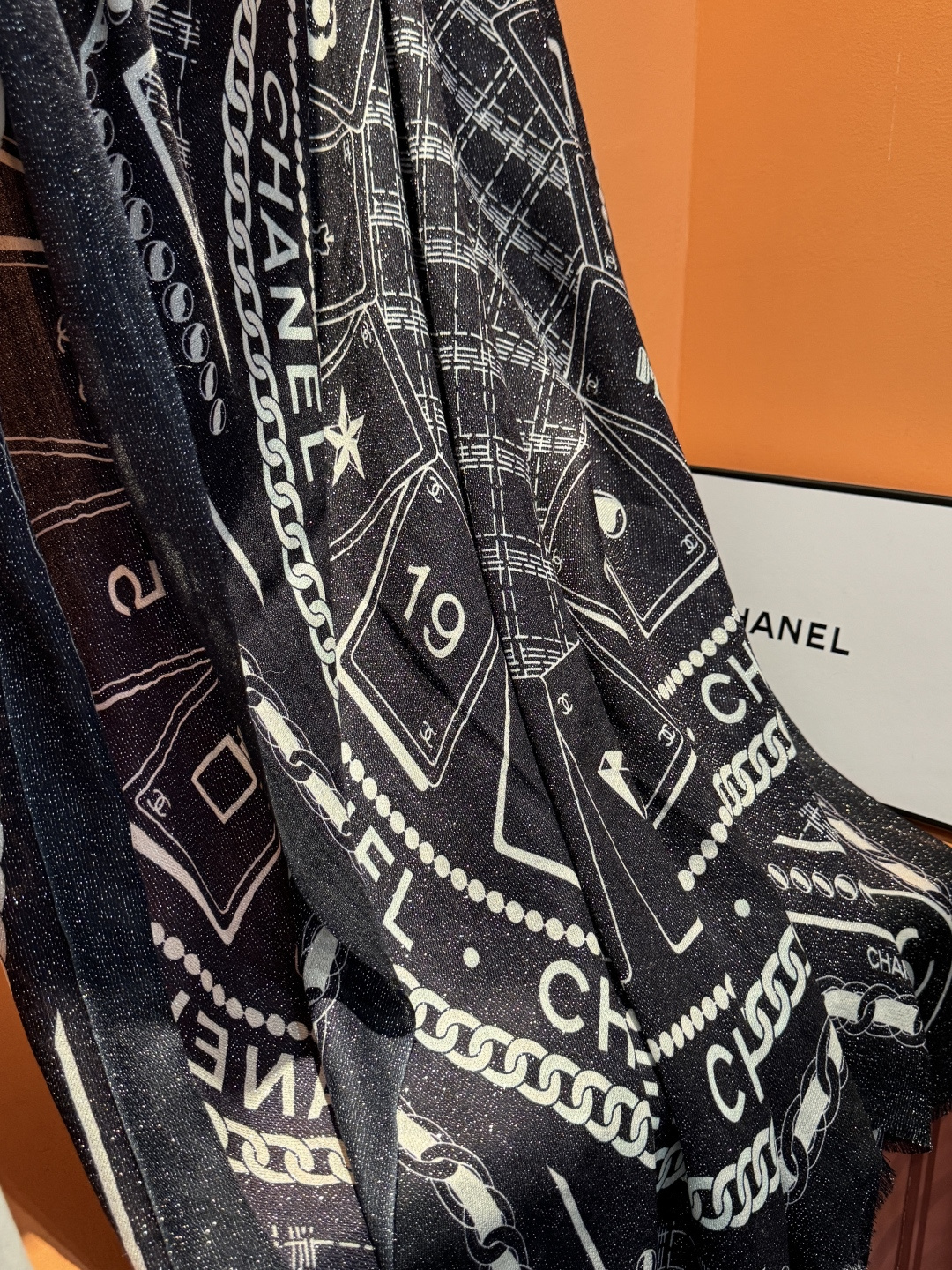 上新🌟 会发光发亮的围巾 💄💋新款客供银线💖羊绒面料长巾 😘美翻了[流泪]【小香银线图标】，御用殿堂级极