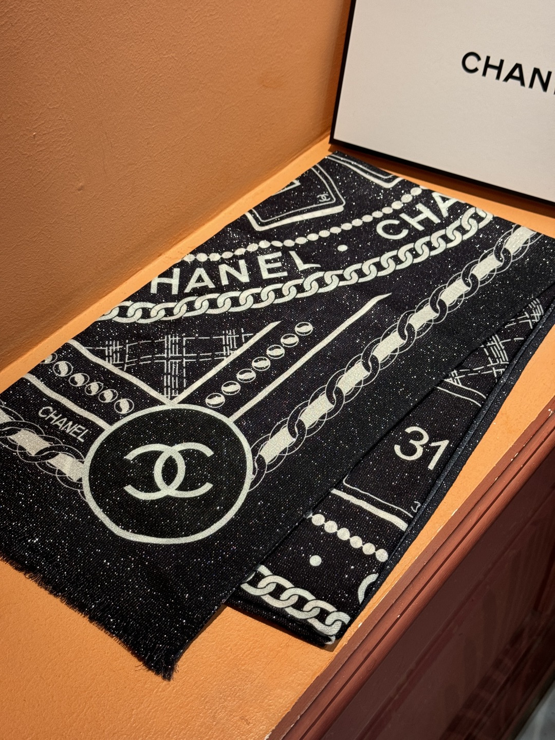 上新🌟 会发光发亮的围巾 💄💋新款客供银线💖羊绒面料长巾 😘美翻了[流泪]【小香银线图标】，御用殿堂级极