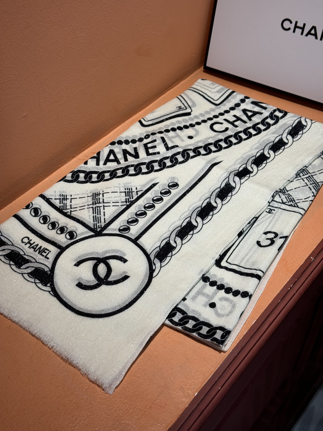 上新🌟 会发光发亮的围巾 💄💋新款客供银线💖羊绒面料长巾 😘美翻了[流泪]【小香银线图标】，御用殿堂级极