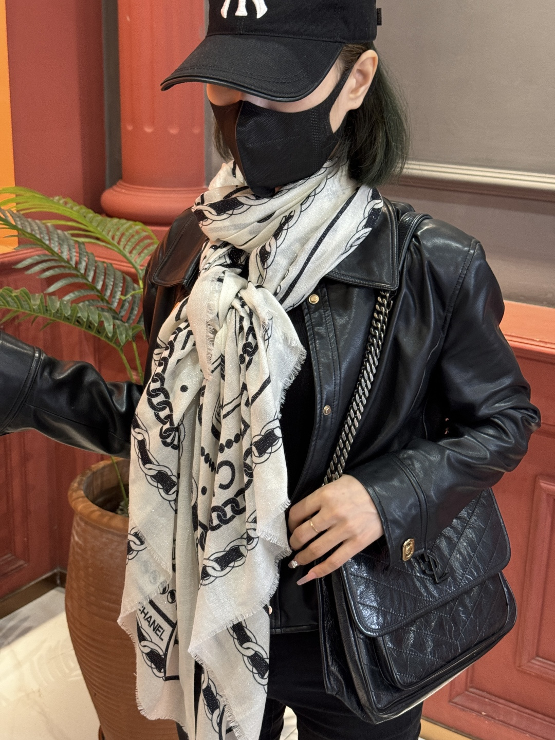 上新🌟 会发光发亮的围巾 💄💋新款客供银线💖羊绒面料长巾 😘美翻了[流泪]【小香银线图标】，御用殿堂级极