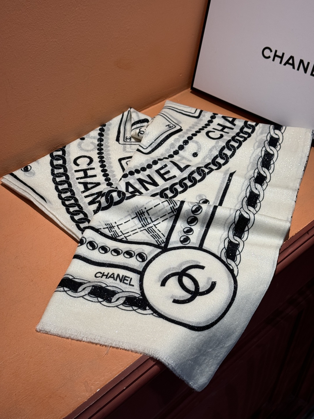 上新🌟 会发光发亮的围巾 💄💋新款客供银线💖羊绒面料长巾 😘美翻了[流泪]【小香银线图标】，御用殿堂级极