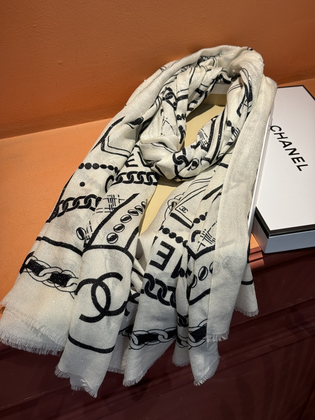 上新🌟 会发光发亮的围巾 💄💋新款客供银线💖羊绒面料长巾 😘美翻了[流泪]【小香银线图标】，御用殿堂级极