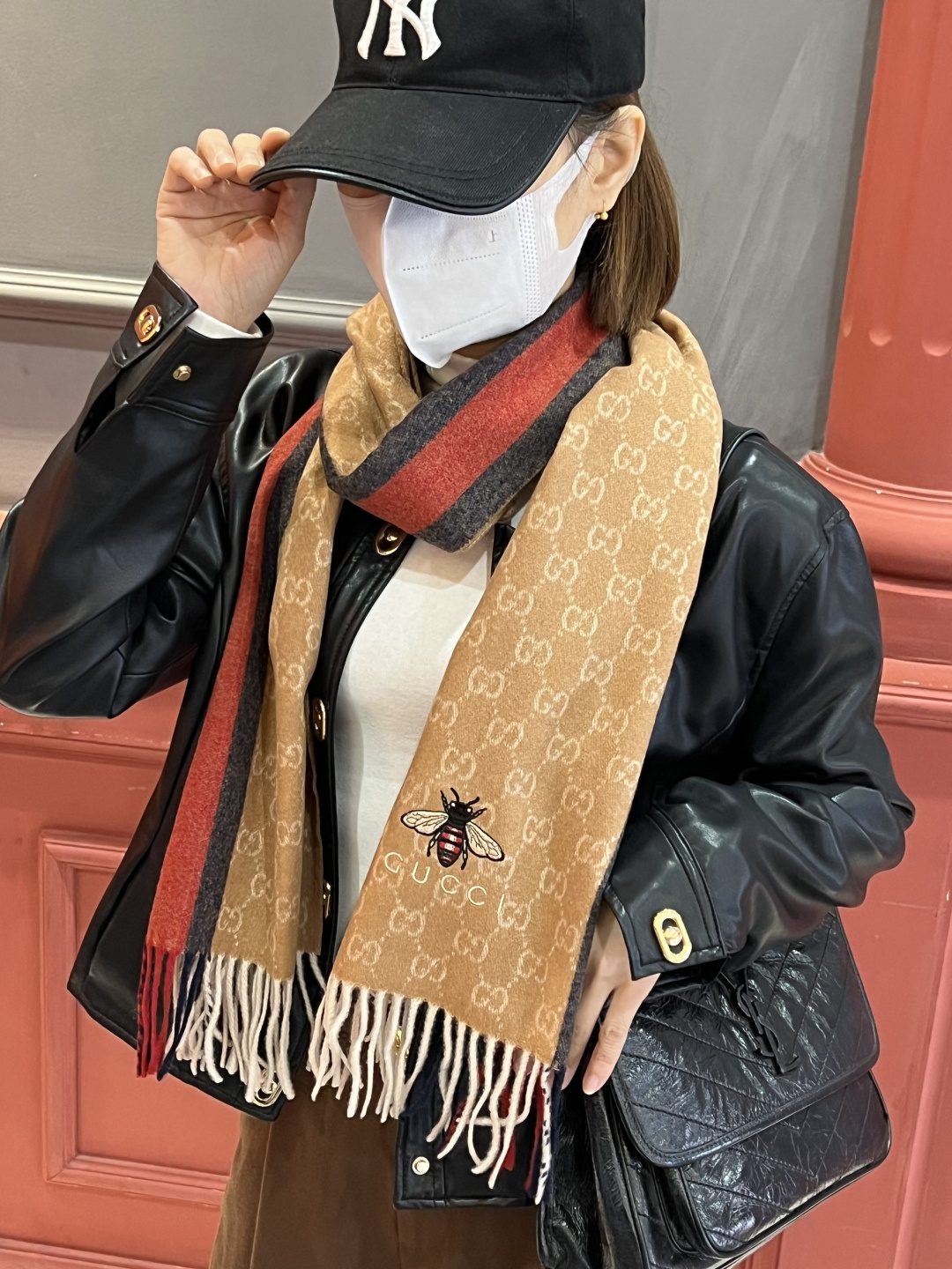 P165  Gucci · 古奇❗大G家经典蜜蜂羊绒围巾~今年这个红绿条纹又火了起来，众多大牌都有出这个元素的单品❗红绿条纹的元素就像豹纹，很考验设计师的眼光，听工厂说这个每个G格的大小非常精确，大了小了都会落得俗套❗意大利专柜的单子，SO…绝对放心入的时髦款～代工厂只接了经典的二色订单，因为织造太复杂，耗时太长了，纱线都是客供，非常有水头❗35*180cm的长巾设计，锁边非常点睛，别小看这样的小细节，这都是高端锁边大牌的匠心之处。不是很厚的，手感舒服到不行，非常柔软，微弹性。效果是超级棒的！这样的品质也算很不容易啦，羊绒红绿条和经典小蜜蜂的精致招牌刺绣 ❗一眼万年的炒鸡nice款式，您值得拥有❗