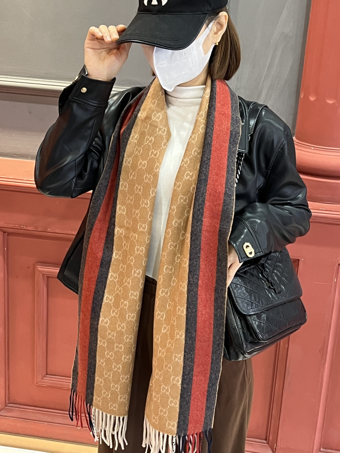 P165  Gucci · 古奇❗大G家经典蜜蜂羊绒围巾~今年这个红绿条纹又火了起来，众多大牌都有出这个元素的单品❗红绿条纹的元素就像豹纹，很考验设计师的眼光，听工厂说这个每个G格的大小非常精确，大了小了都会落得俗套❗意大利专柜的单子，SO…绝对放心入的时髦款～代工厂只接了经典的二色订单，因为织造太复杂，耗时太长了，纱线都是客供，非常有水头❗35*180cm的长巾设计，锁边非常点睛，别小看这样的小细节，这都是高端锁边大牌的匠心之处。不是很厚的，手感舒服到不行，非常柔软，微弹性。效果是超级棒的！这样的品质也算很不容易啦，羊绒红绿条和经典小蜜蜂的精致招牌刺绣 ❗一眼万年的炒鸡nice款式，您值得拥有❗