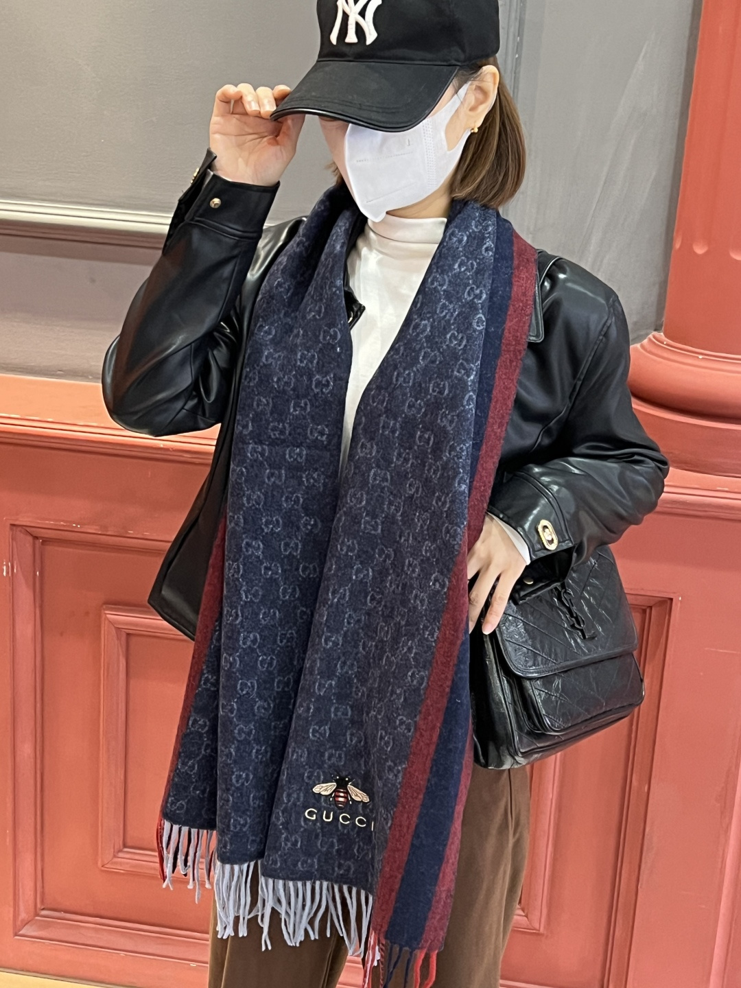 Gucci · 古奇❗大G家经典蜜蜂羊绒围巾~今年这个红绿条纹又火了起来,众多大牌都有出这个元素的单品❗红绿条纹的元素就像豹纹,很考验设计师的眼光,听工厂说这个每个G格的大小非常精确,大了小了都会落得俗套❗意大利专柜的单子,SO 绝对放心入的时髦款~代工厂只接了经典的二色订单,因为织造太复杂,耗时太长了,纱线都是客供,非常有水头❗35*180cm的长巾设计,锁边非常点睛,别小看这样的小细节,这都是高端锁边大牌的匠心之处.不是很厚的,手感舒服到不行,非常柔软,微弹性.效果是超级棒的!这样的品质也算很不容易啦,羊绒红绿条和经典小蜜蜂的精致招牌刺绣 ❗一眼万年的炒鸡nice款式,您值得拥有❗