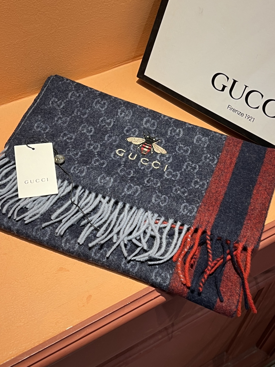 Gucci · 古奇❗大G家经典蜜蜂羊绒围巾~今年这个红绿条纹又火了起来,众多大牌都有出这个元素的单品❗红绿条纹的元素就像豹纹,很考验设计师的眼光,听工厂说这个每个G格的大小非常精确,大了小了都会落得俗套❗意大利专柜的单子,SO 绝对放心入的时髦款~代工厂只接了经典的二色订单,因为织造太复杂,耗时太长了,纱线都是客供,非常有水头❗35*180cm的长巾设计,锁边非常点睛,别小看这样的小细节,这都是高端锁边大牌的匠心之处.不是很厚的,手感舒服到不行,非常柔软,微弹性.效果是超级棒的!这样的品质也算很不容易啦,羊绒红绿条和经典小蜜蜂的精致招牌刺绣 ❗一眼万年的炒鸡nice款式,您值得拥有❗