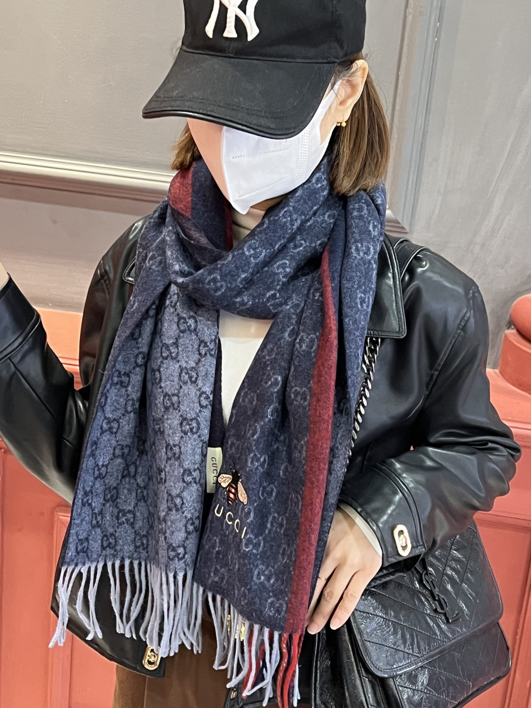 Gucci · 古奇❗大G家经典蜜蜂羊绒围巾~今年这个红绿条纹又火了起来,众多大牌都有出这个元素的单品❗红绿条纹的元素就像豹纹,很考验设计师的眼光,听工厂说这个每个G格的大小非常精确,大了小了都会落得俗套❗意大利专柜的单子,SO 绝对放心入的时髦款~代工厂只接了经典的二色订单,因为织造太复杂,耗时太长了,纱线都是客供,非常有水头❗35*180cm的长巾设计,锁边非常点睛,别小看这样的小细节,这都是高端锁边大牌的匠心之处.不是很厚的,手感舒服到不行,非常柔软,微弹性.效果是超级棒的!这样的品质也算很不容易啦,羊绒红绿条和经典小蜜蜂的精致招牌刺绣 ❗一眼万年的炒鸡nice款式,您值得拥有❗