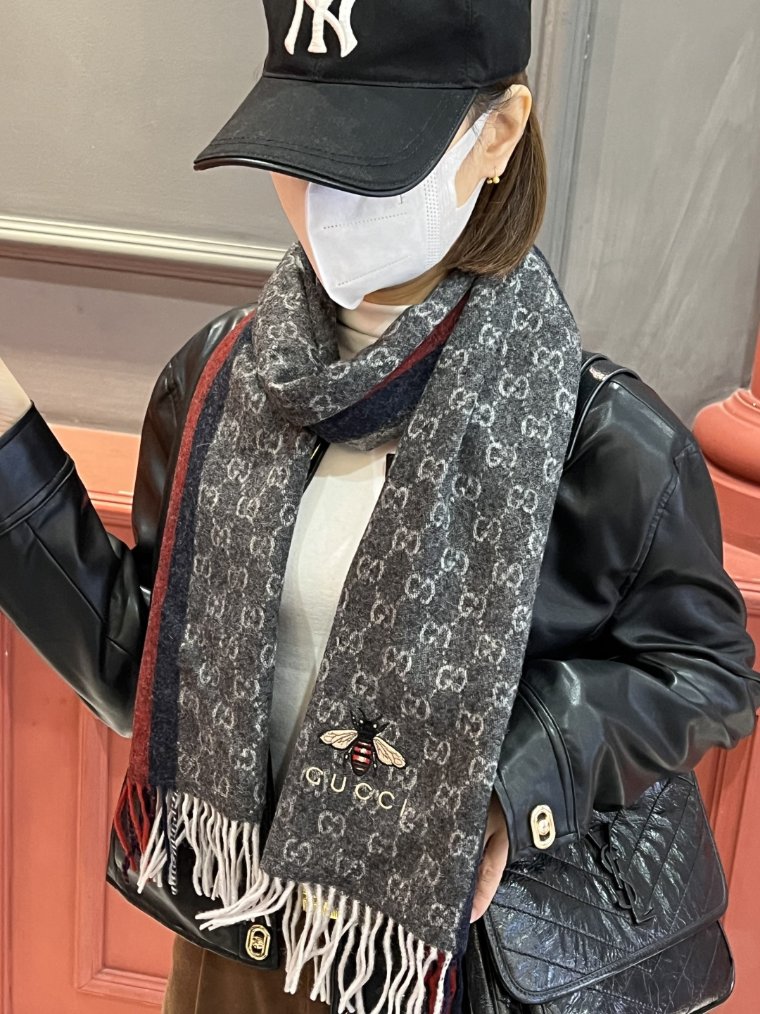 P165  Gucci · 古奇❗大G家经典蜜蜂羊绒围巾~今年这个红绿条纹又火了起来，众多大牌都有出这个元素的单品❗红绿条纹的元素就像豹纹，很考验设计师的眼光，听工厂说这个每个G格的大小非常精确，大了小了都会落得俗套❗意大利专柜的单子，SO…绝对放心入的时髦款～代工厂只接了经典的二色订单，因为织造太复杂，耗时太长了，纱线都是客供，非常有水头❗35*180cm的长巾设计，锁边非常点睛，别小看这样的小细节，这都是高端锁边大牌的匠心之处。不是很厚的，手感舒服到不行，非常柔软，微弹性。效果是超级棒的！这样的品质也算很不容易啦，羊绒红绿条和经典小蜜蜂的精致招牌刺绣 ❗一眼万年的炒鸡nice款式，您值得拥有❗